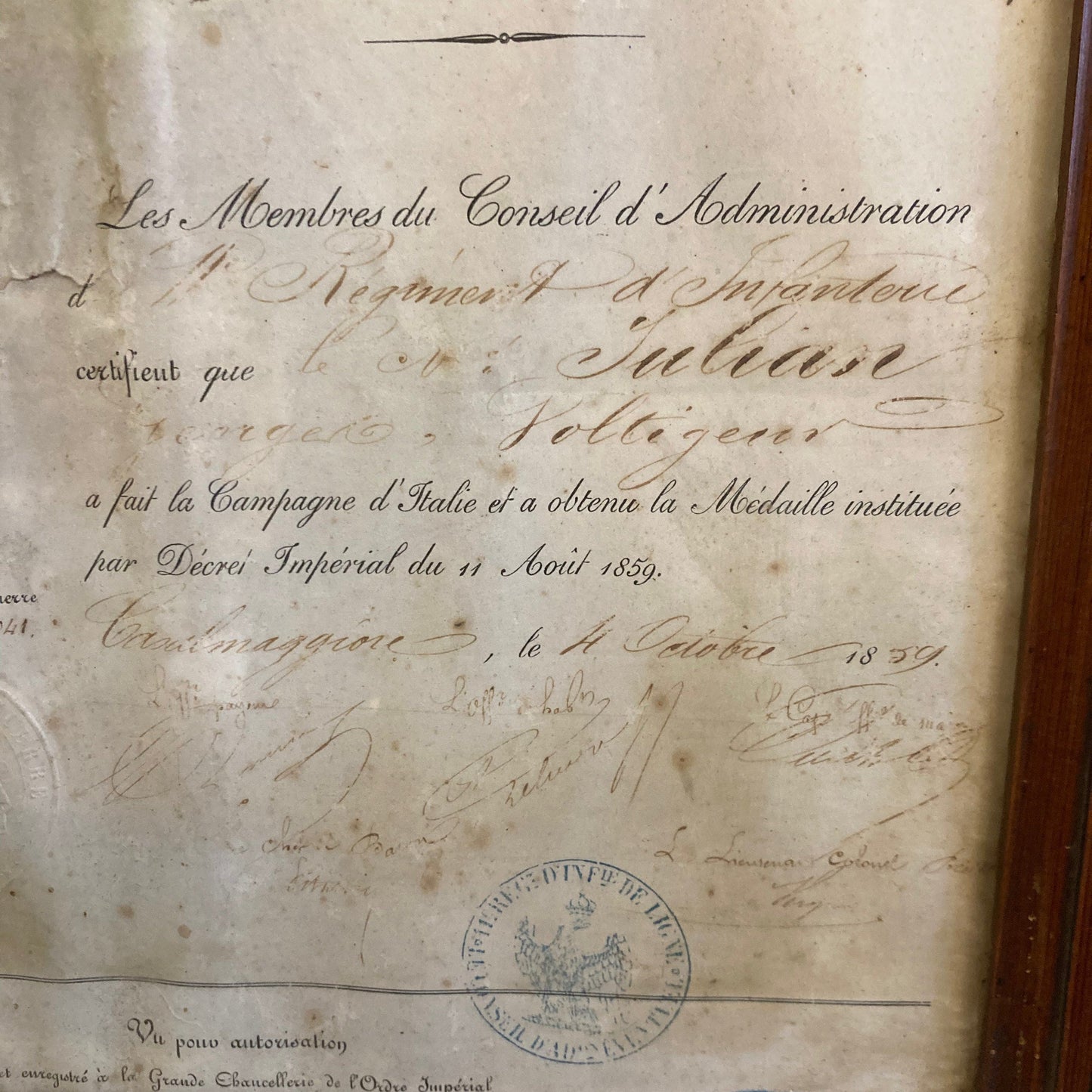 Médaille commémorative et diplôme de la compagne d' Italie. 1859. Dans un cadre en pitchpin.