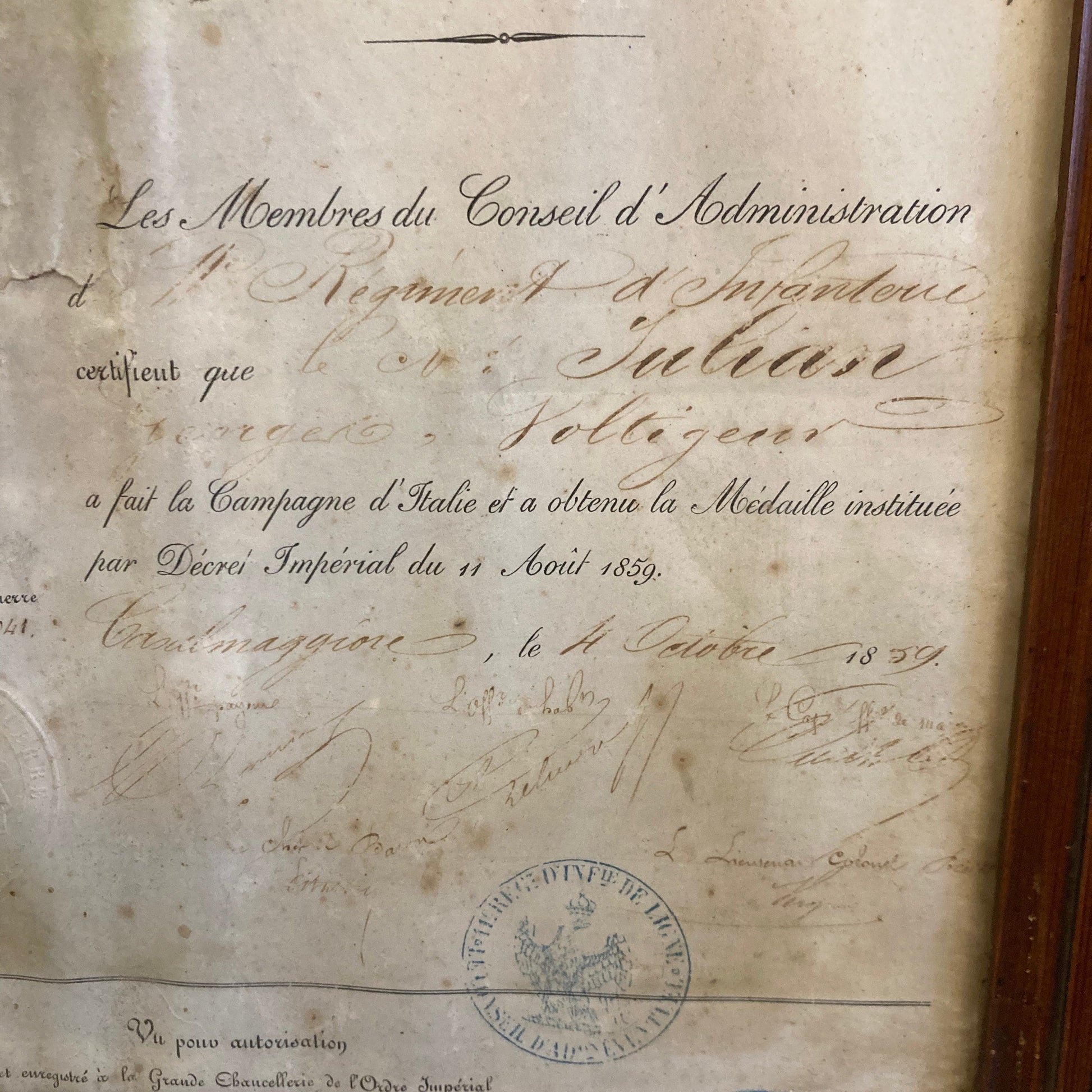 Médaille commémorative et diplôme de la compagne d' Italie. 1859. Dans un cadre en pitchpin.