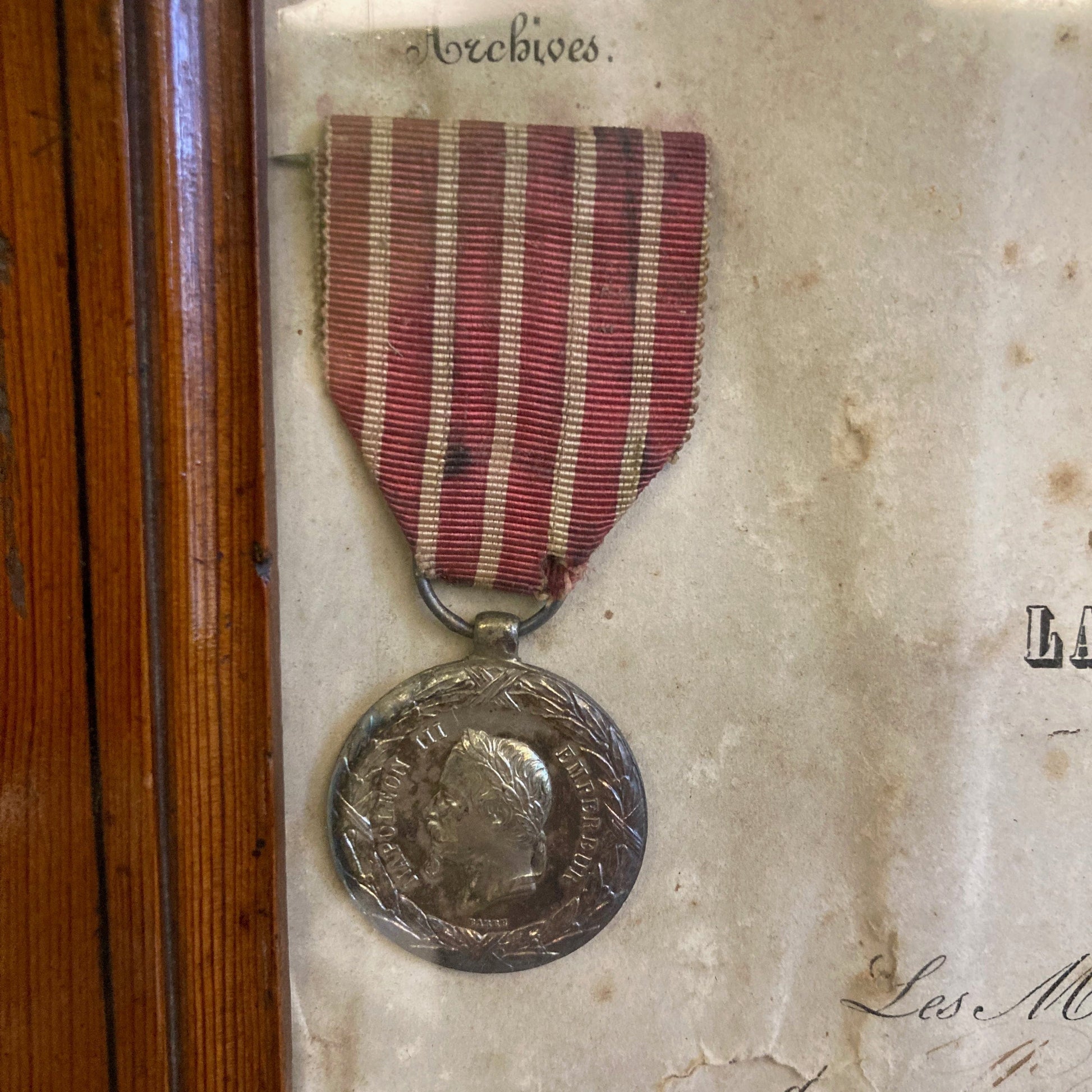 Médaille commémorative et diplôme de la compagne d' Italie. 1859. Dans un cadre en pitchpin.