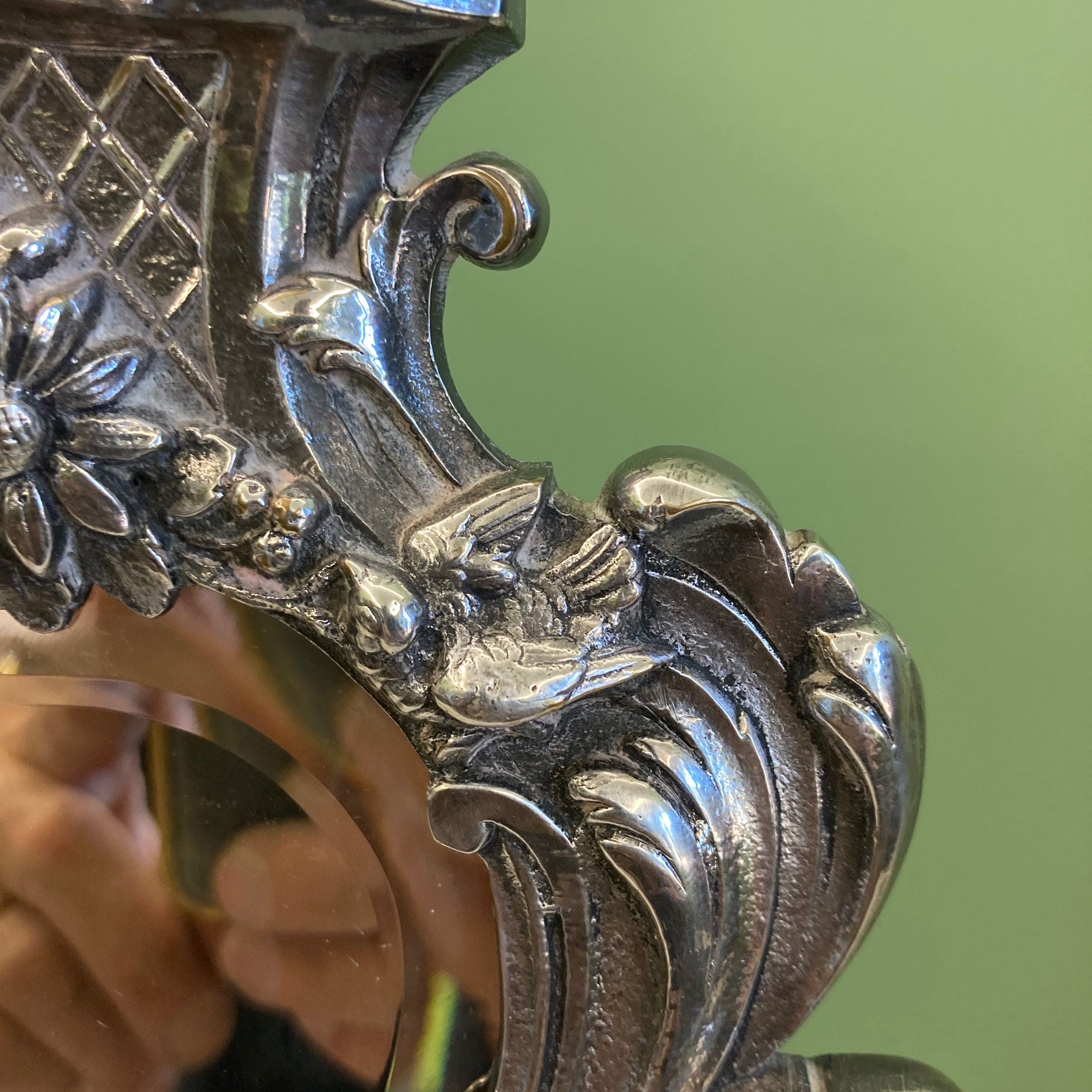 Ancien miroir fin 19e. de style rocaille en bronze argenté