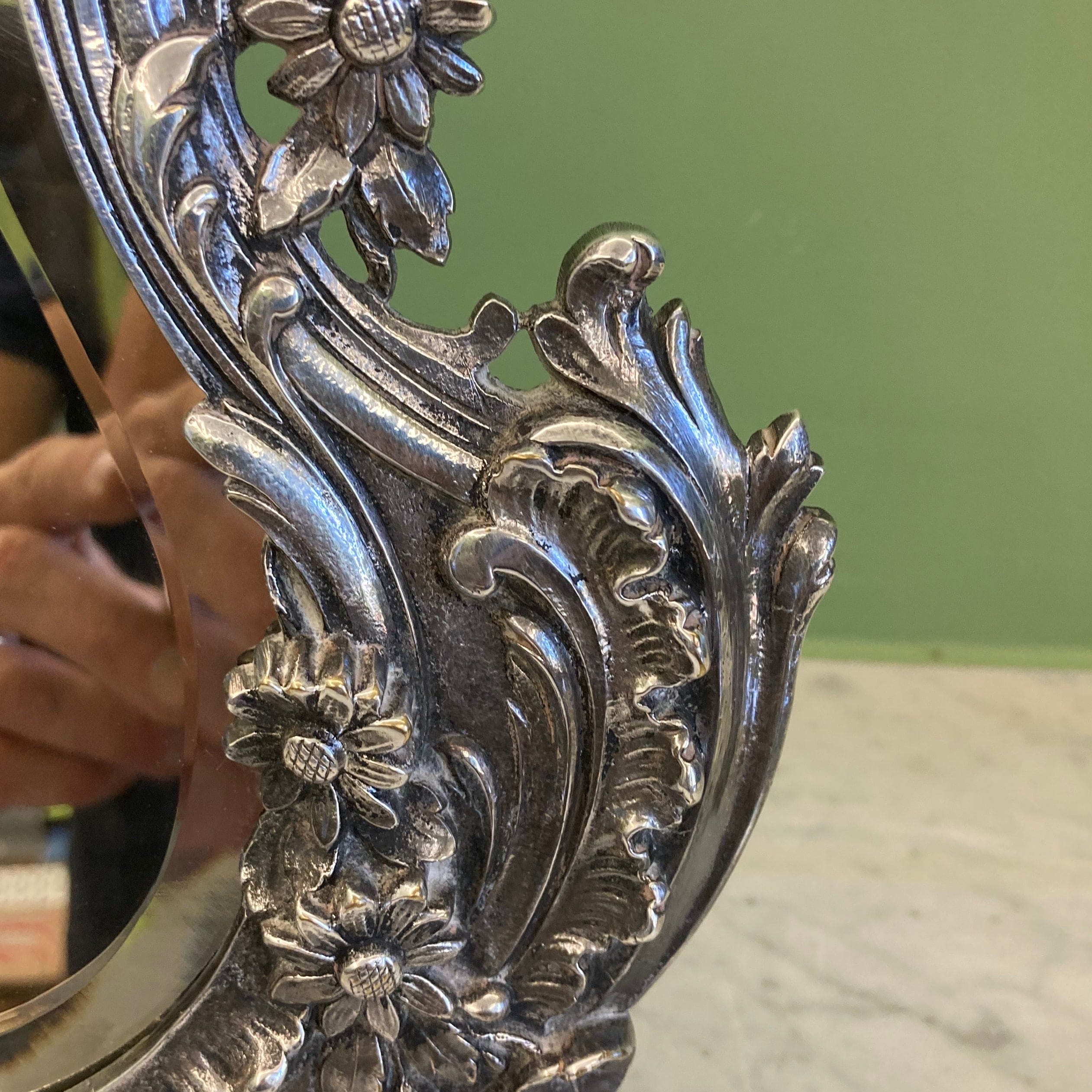 19世紀のアンティーク卓上鏡。ロカイユ様式にインスパイアされた銀メッキブロンズ製