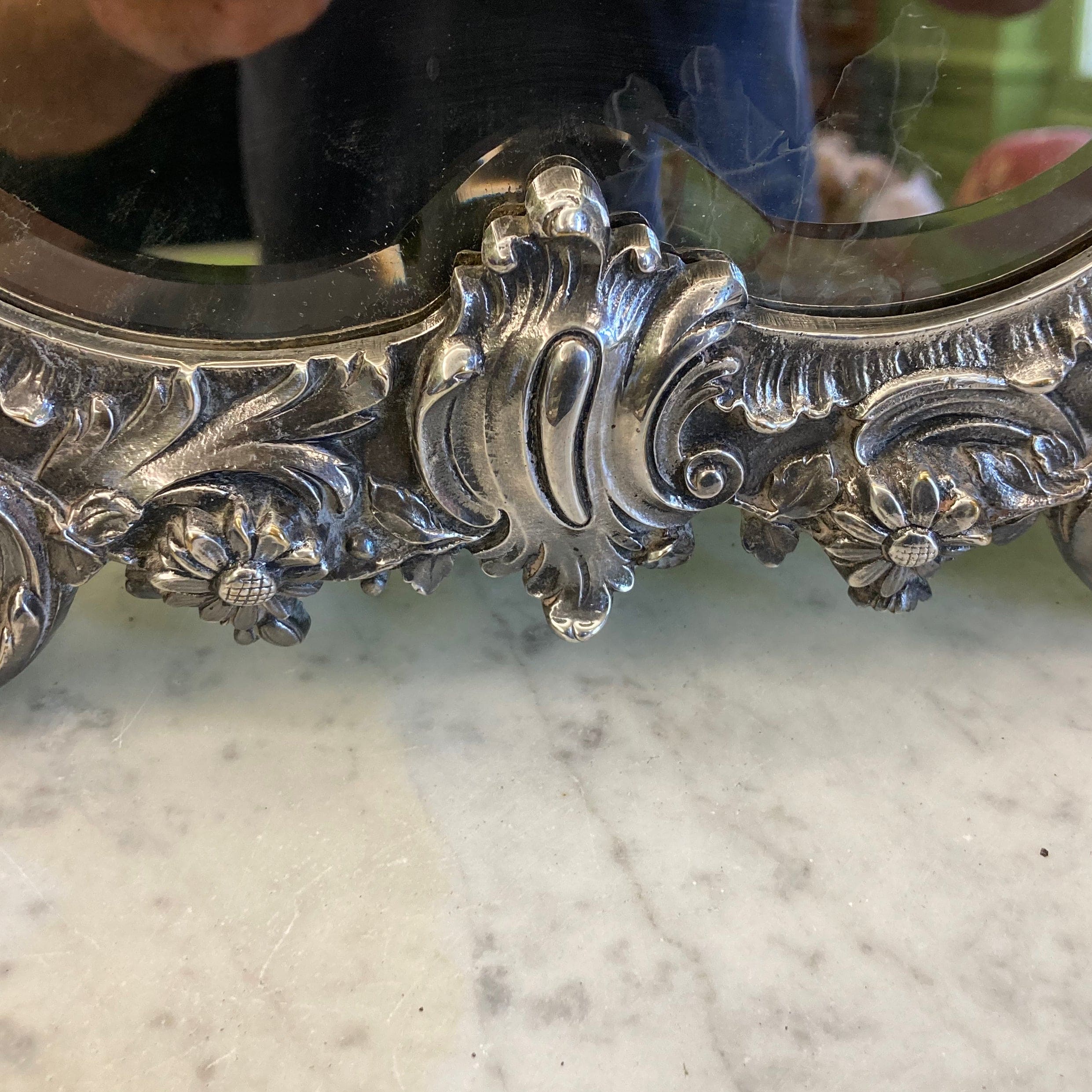 Ancien miroir fin 19e. de style rocaille en bronze argenté