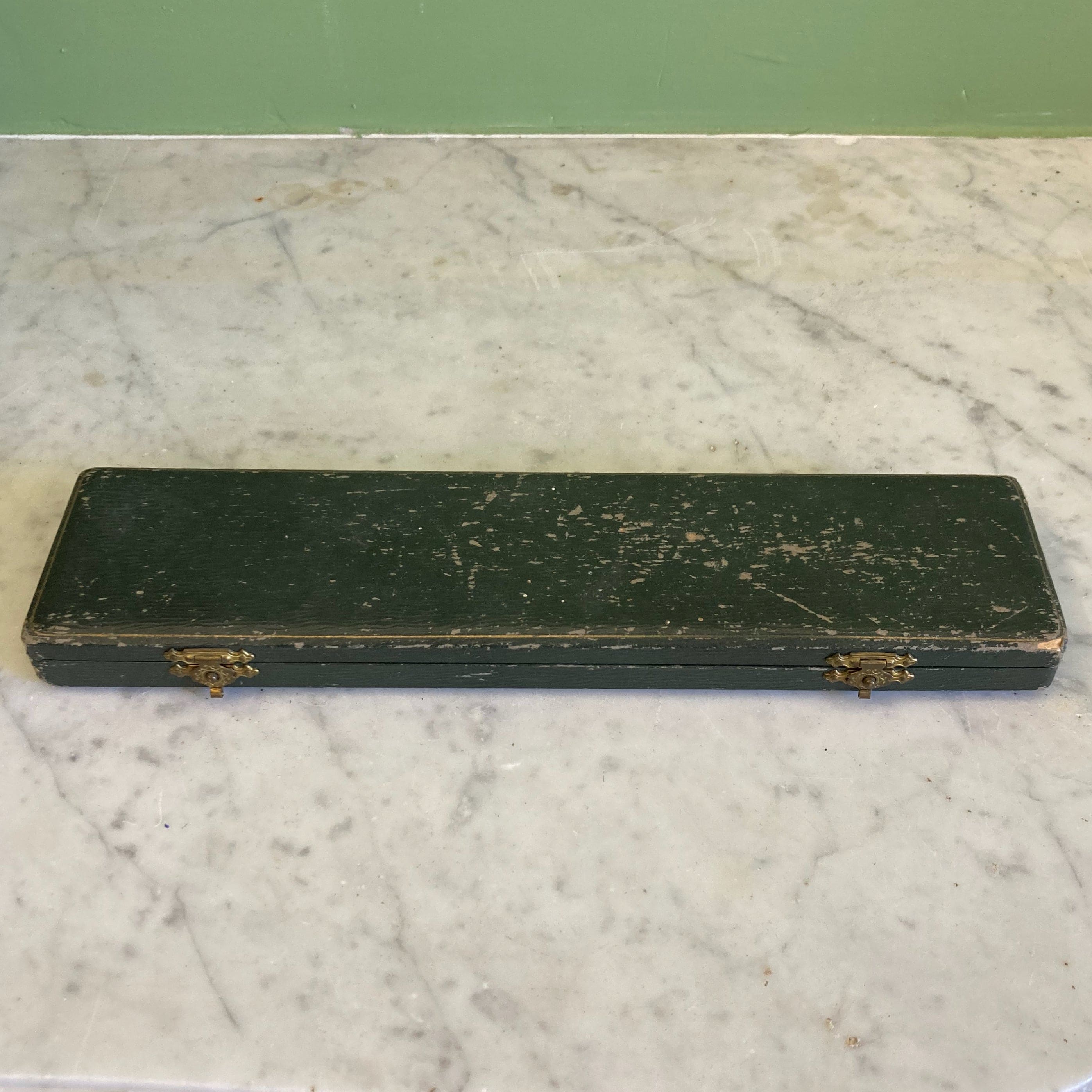 Coupe papier et porte plume art nouveau en coffret vers 1900 à décor de gui