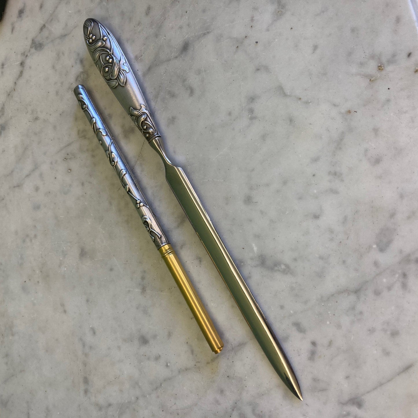 Coupe papier et porte plume art nouveau en coffret vers 1900 à décor de gui