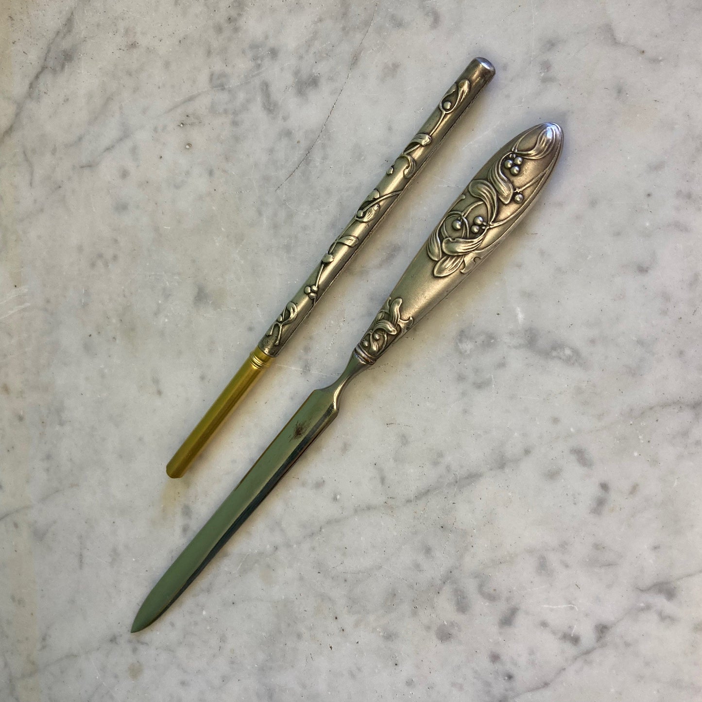 Coupe papier et porte plume art nouveau en coffret vers 1900 à décor de gui