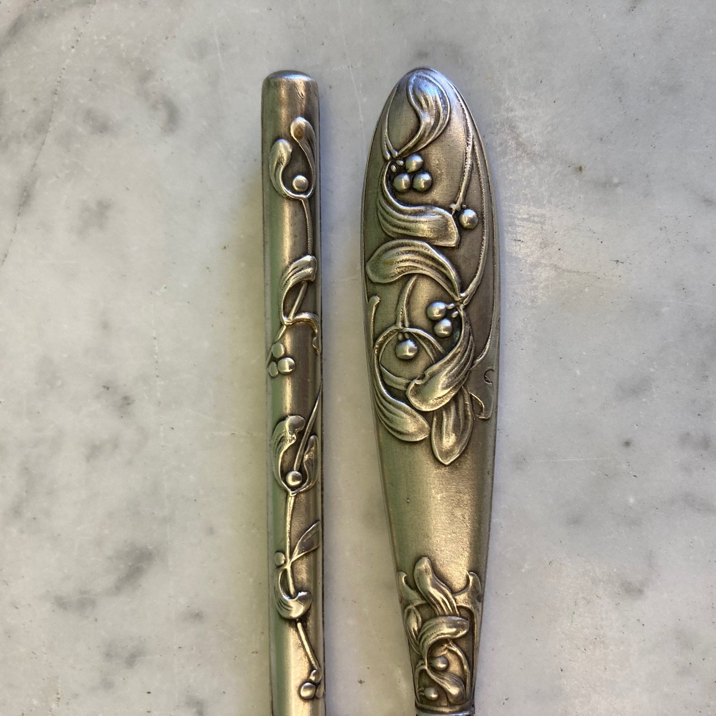 Coupe papier et porte plume art nouveau en coffret vers 1900 à décor de gui