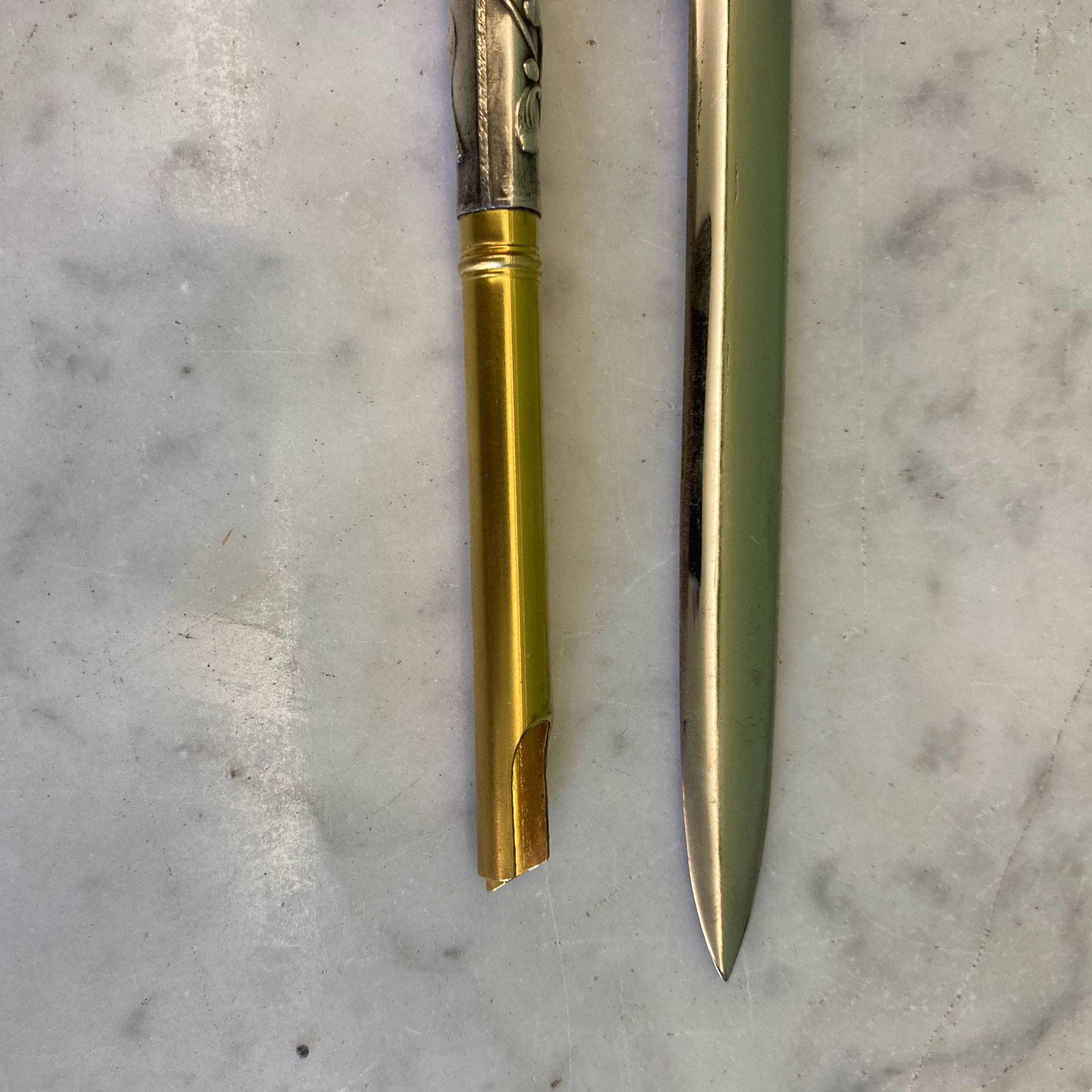 Coupe papier et porte plume art nouveau en coffret vers 1900 à décor de gui