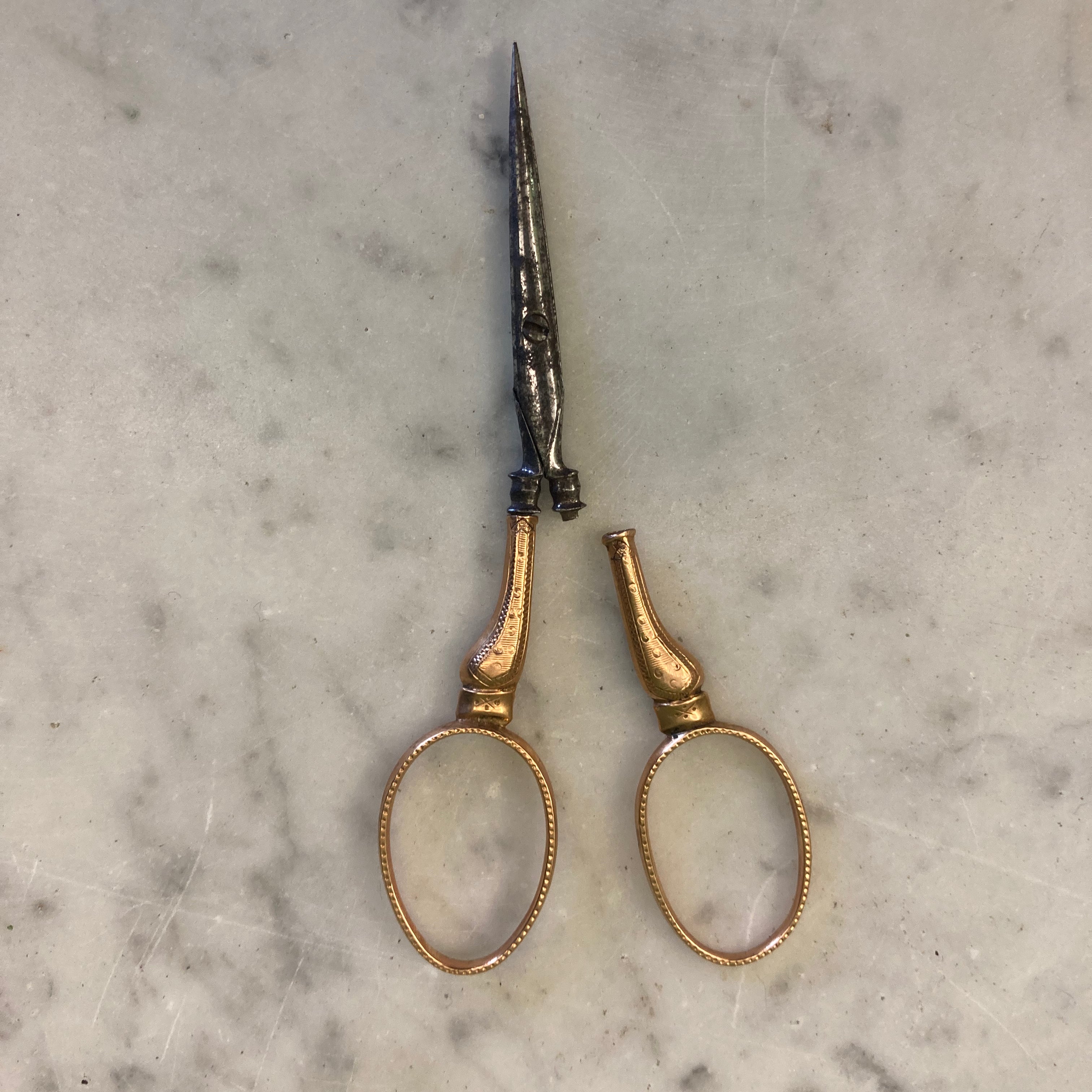 Ancien nécessaire à couture en os avec et or  époque 19ème.