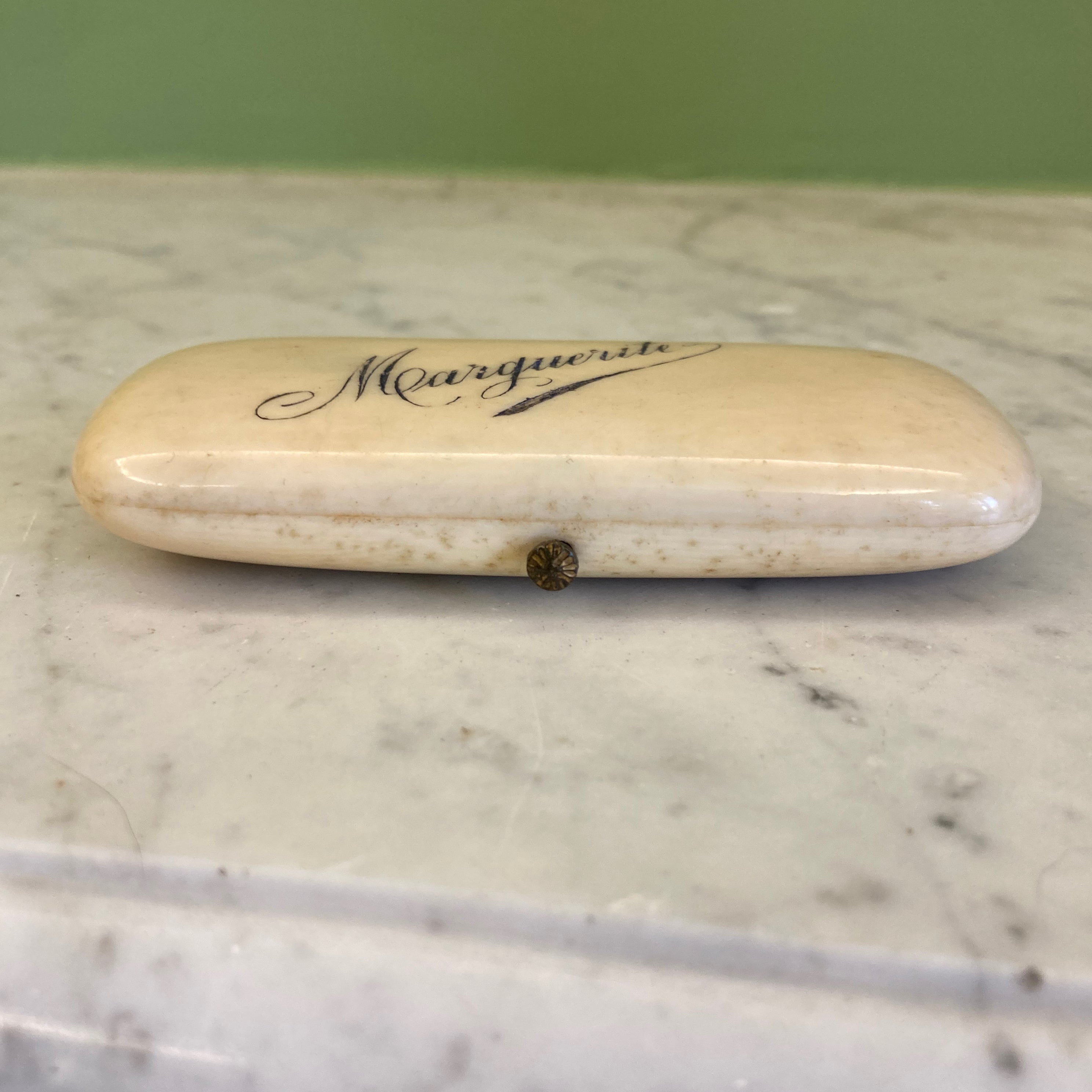 Ancien nécessaire à couture en os avec et or  époque 19ème.
