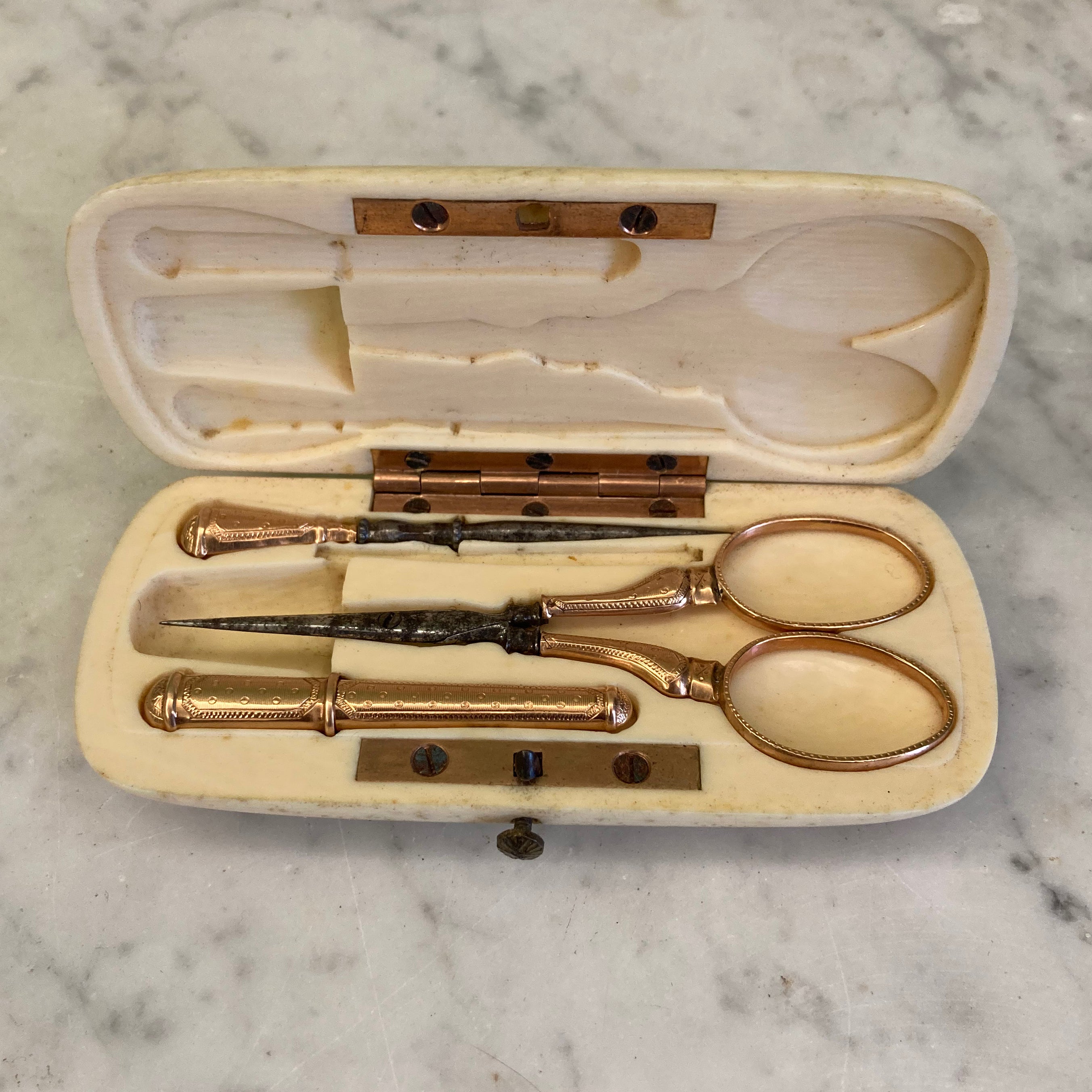 Ancien nécessaire à couture en os avec et or  époque 19ème.