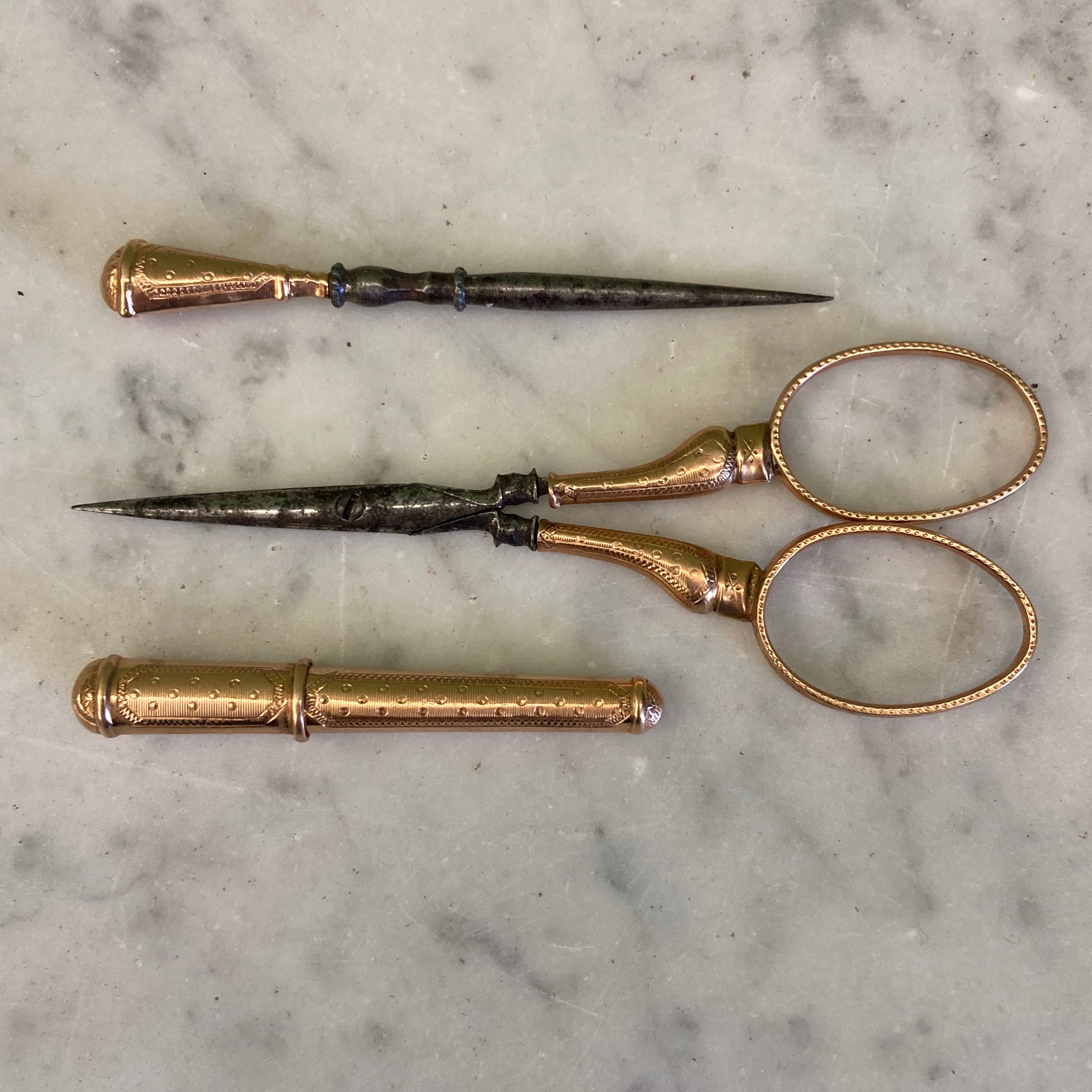 Ancien nécessaire à couture en os avec et or  époque 19ème.
