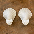 ancienne paire d' appliques murales d' angle  de forme coquille en plâtre.