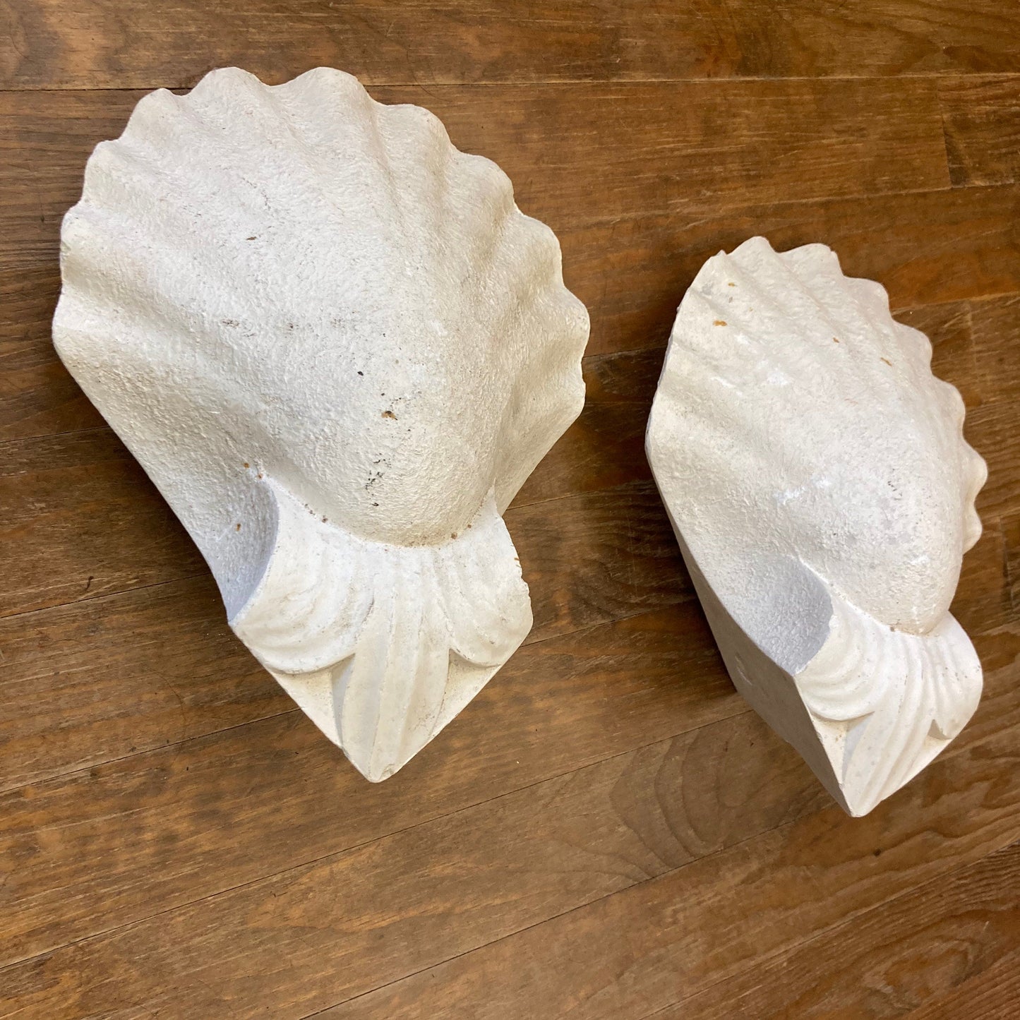 ancienne paire d' appliques murales d' angle  de forme coquille en plâtre.