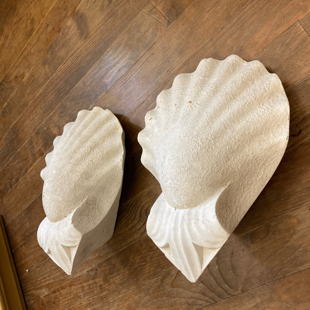 ancienne paire d' appliques murales d' angle  de forme coquille en plâtre.