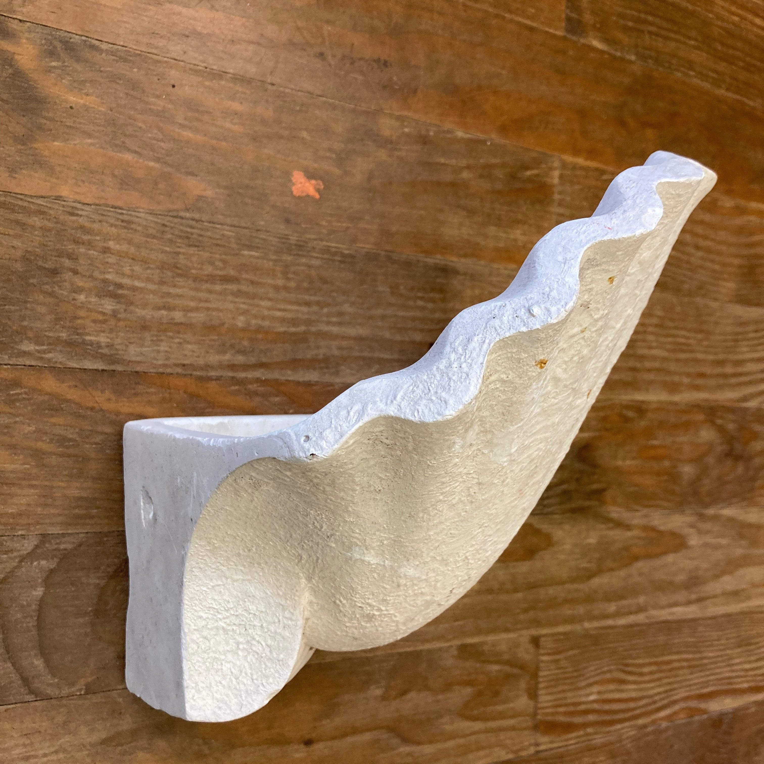 ancienne paire d' appliques murales d' angle  de forme coquille en plâtre.