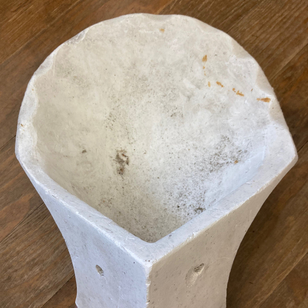 ancienne paire d' appliques murales d' angle  de forme coquille en plâtre.