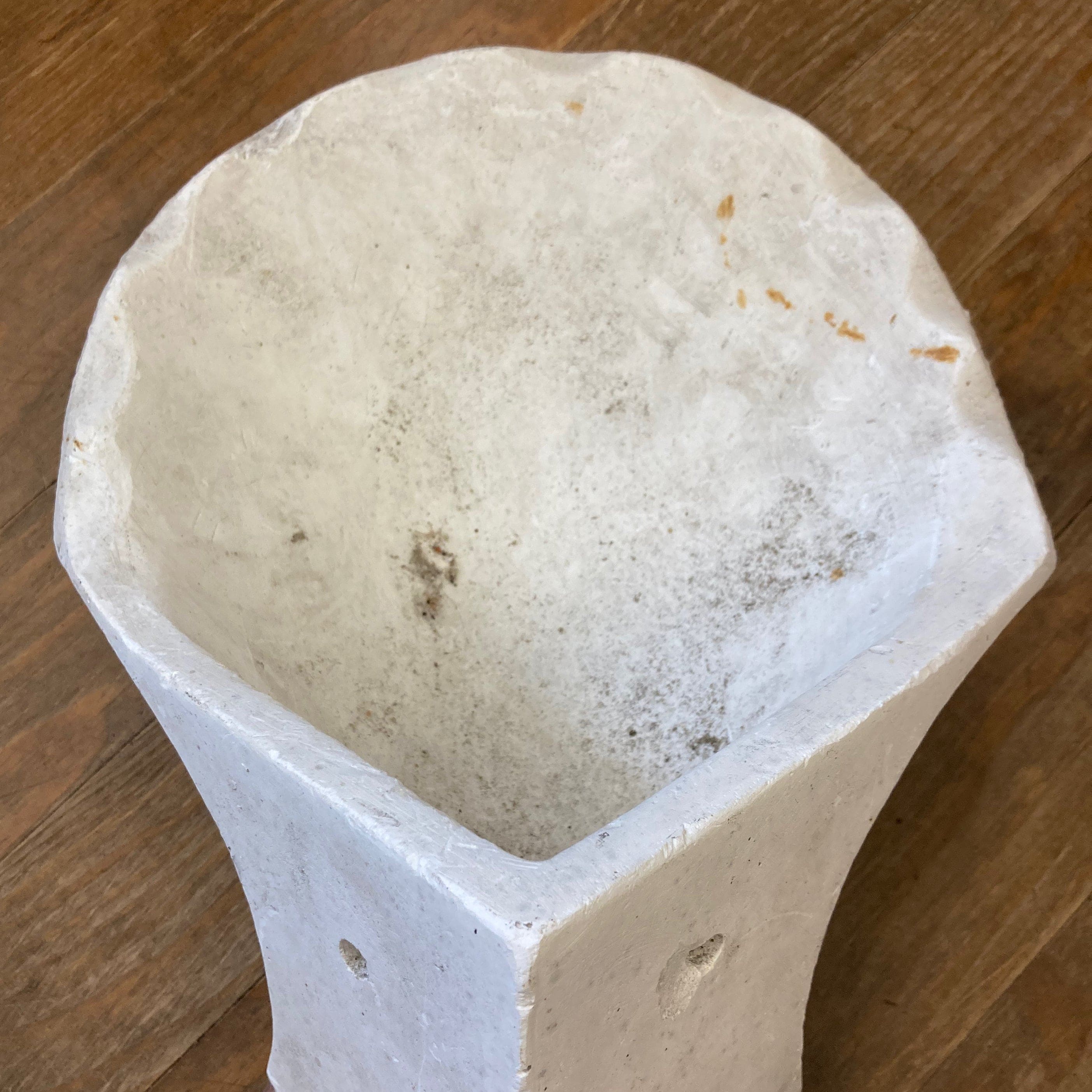 ancienne paire d' appliques murales d' angle  de forme coquille en plâtre.