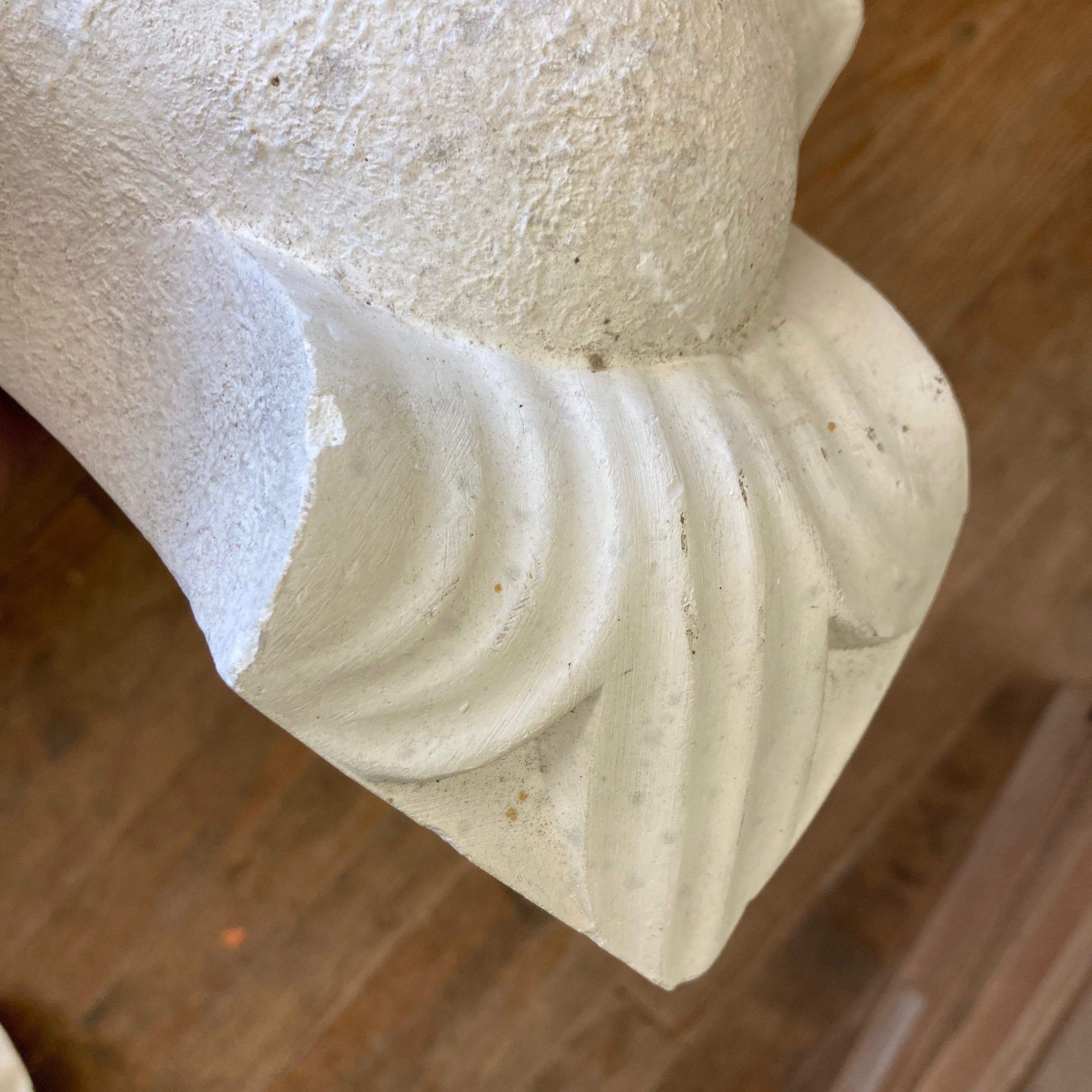 ancienne paire d' appliques murales d' angle  de forme coquille en plâtre.