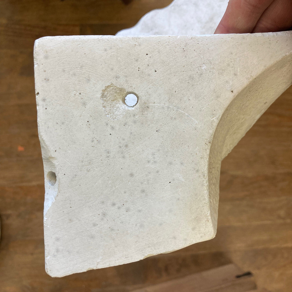 ancienne paire d' appliques murales d' angle  de forme coquille en plâtre.