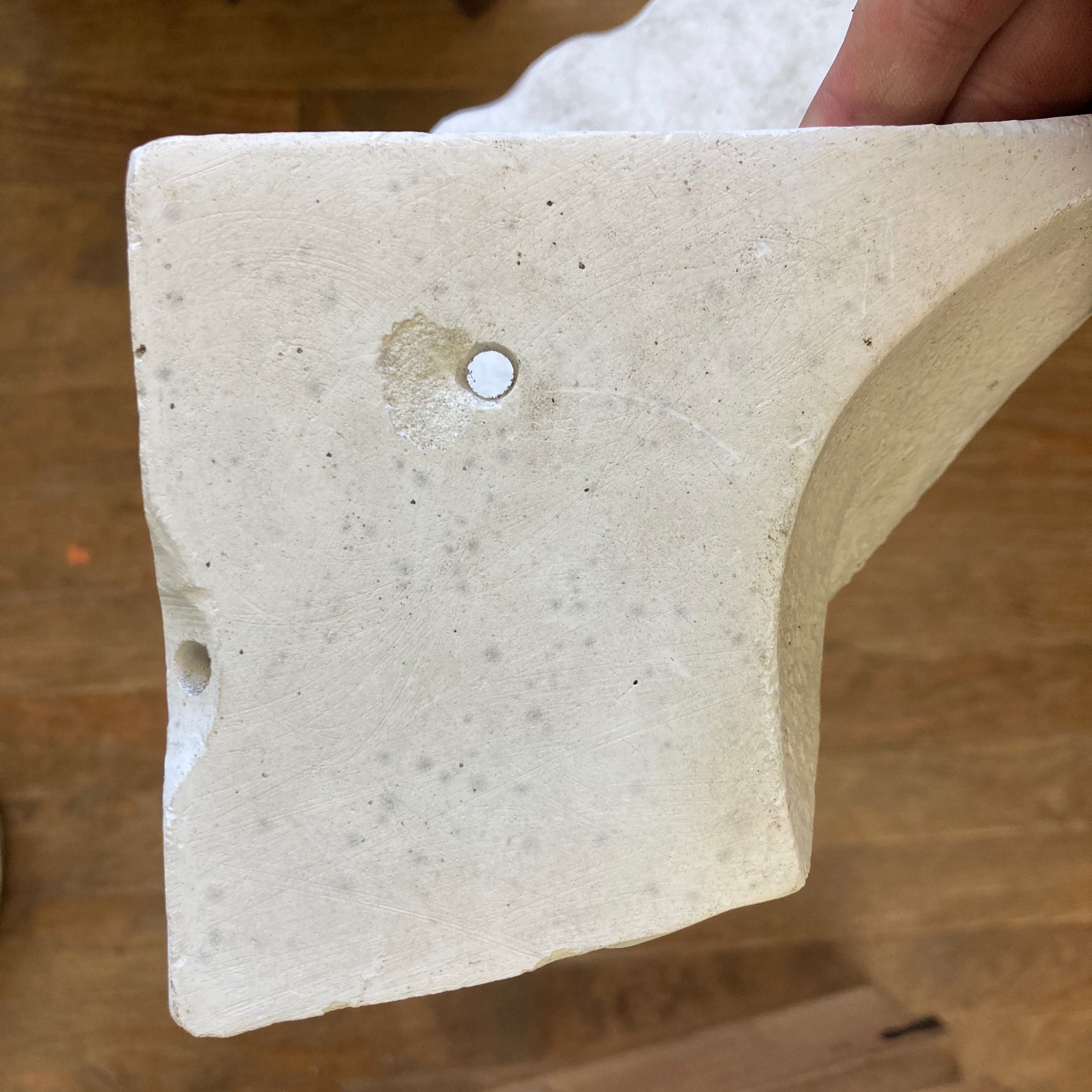 ancienne paire d' appliques murales d' angle  de forme coquille en plâtre.