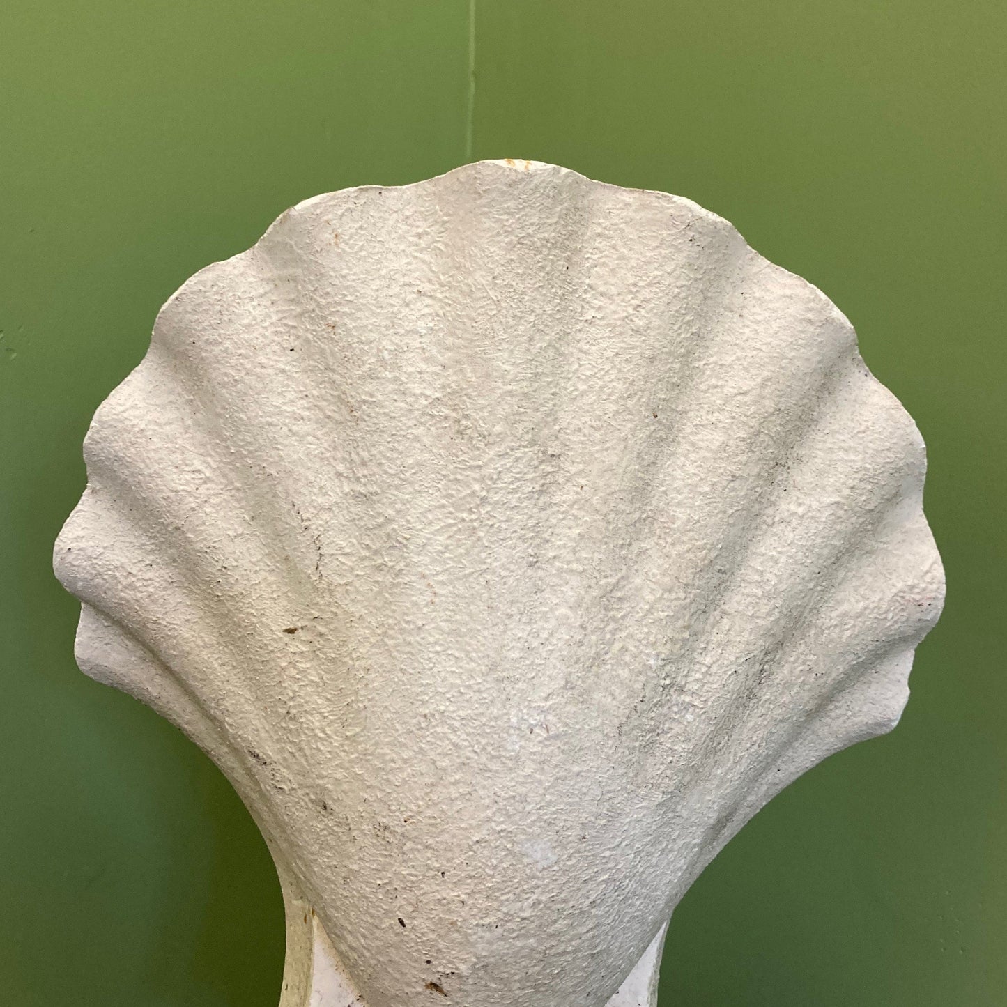 ancienne paire d' appliques murales d' angle  de forme coquille en plâtre.