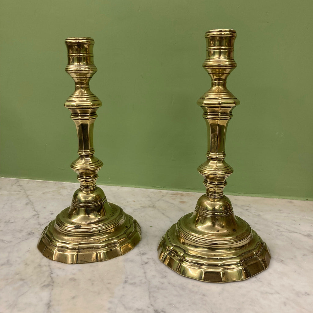 Paire de bougeoirs en bronze 18ème siècle.