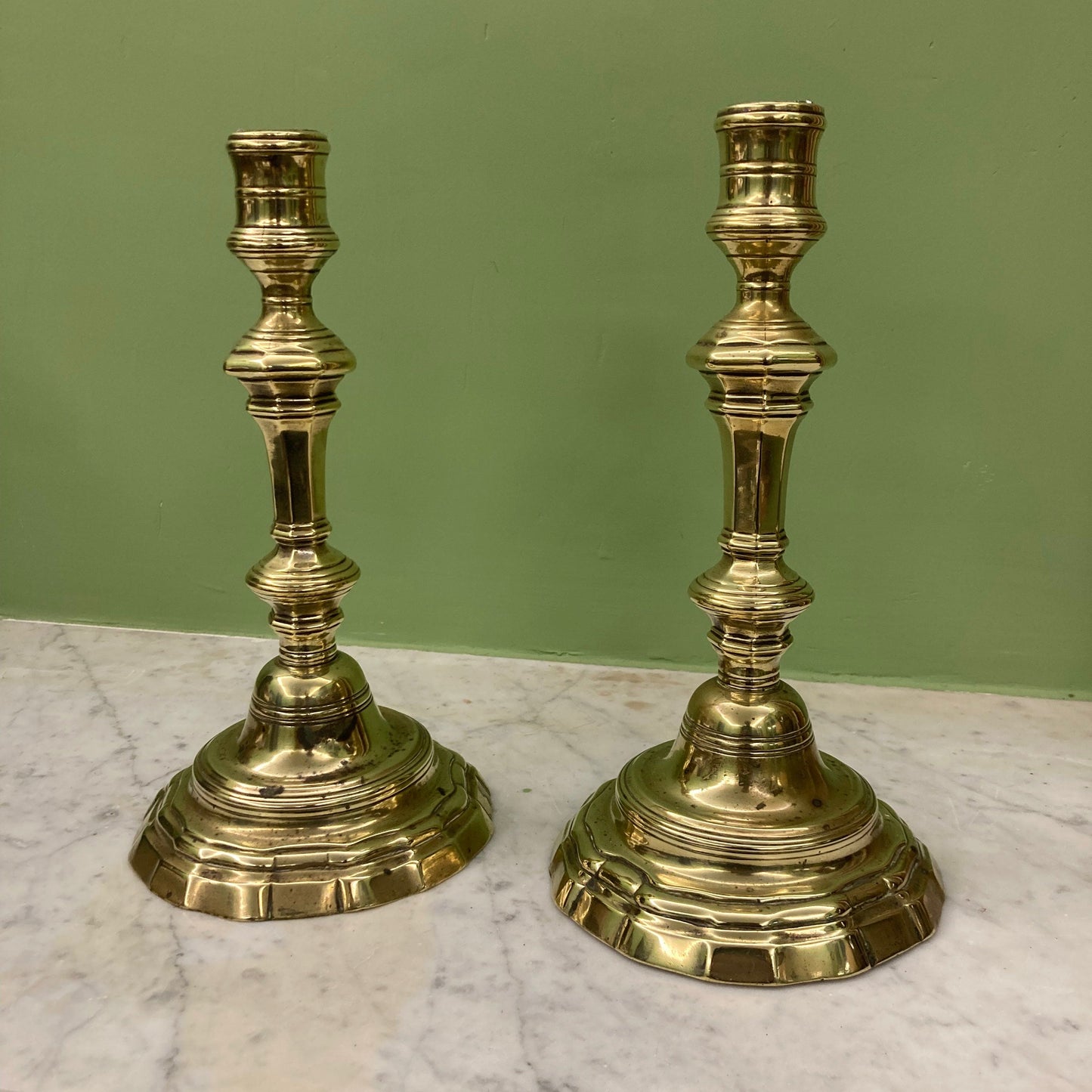 Paire de bougeoirs en bronze 18ème siècle.