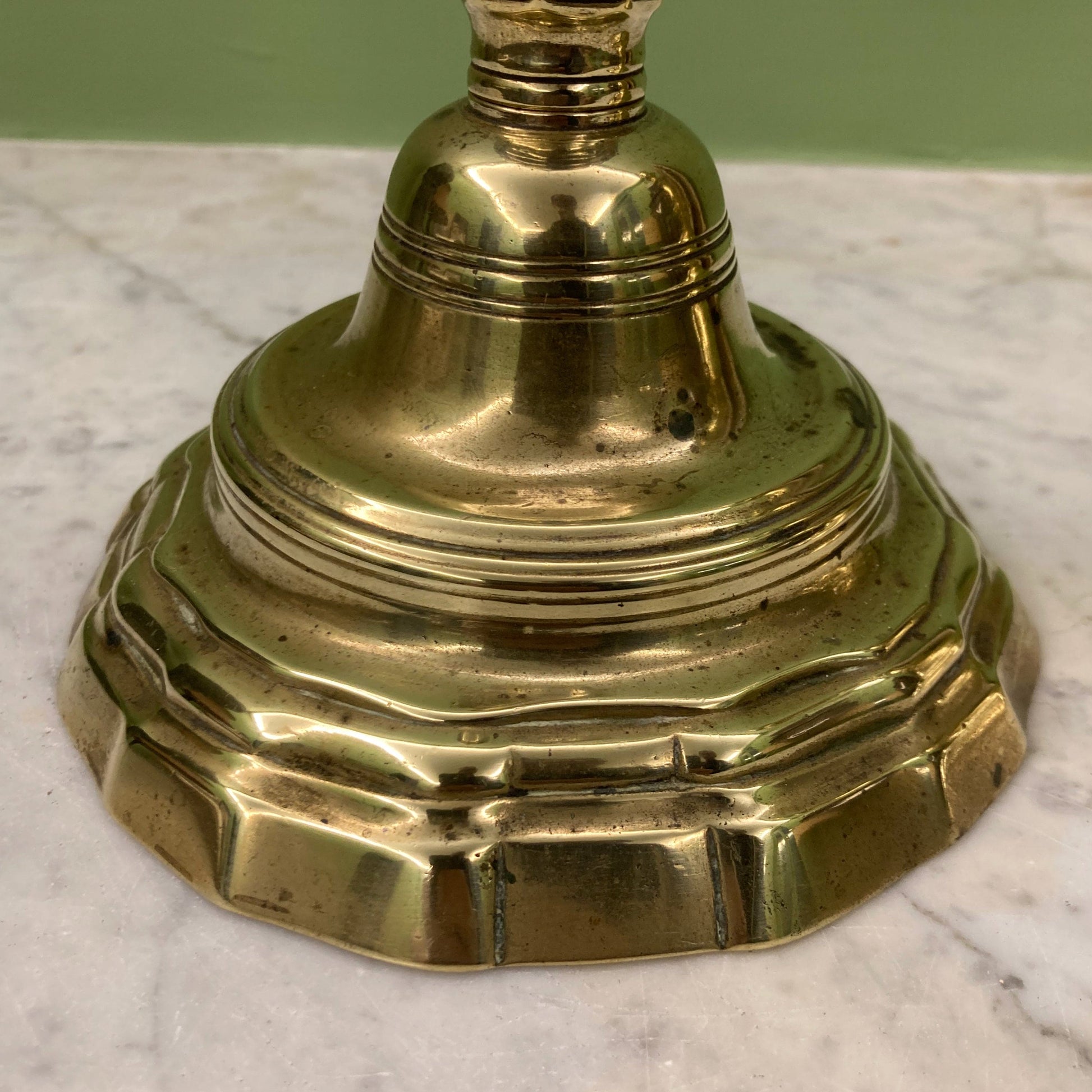 Paire de bougeoirs en bronze 18ème siècle.