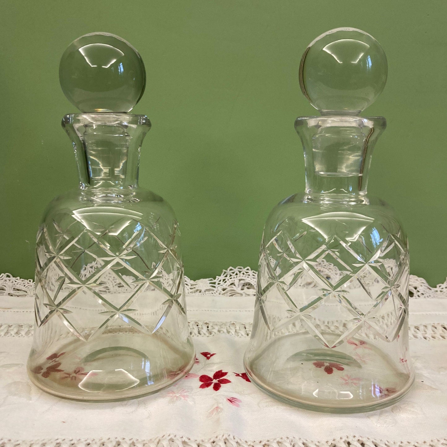 Paire de carafes en cristal taillé de Baccarat