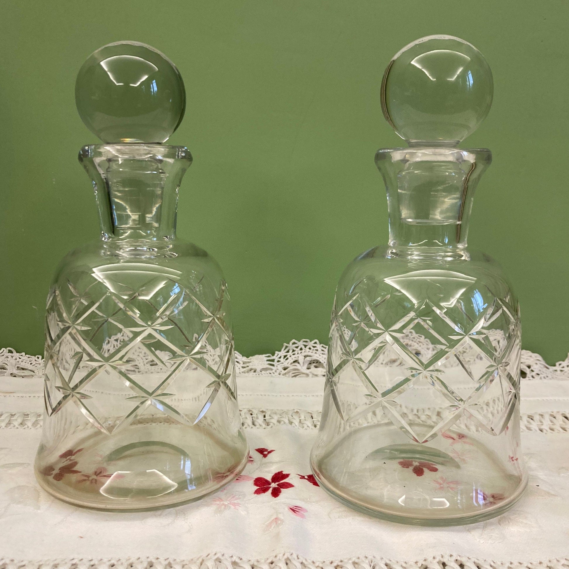 Paire de carafes en cristal taillé de Baccarat