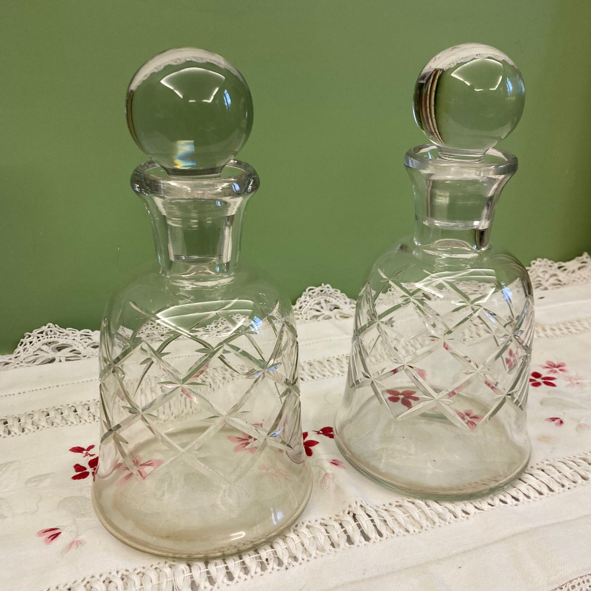 Paire de carafes en cristal taillé de Baccarat