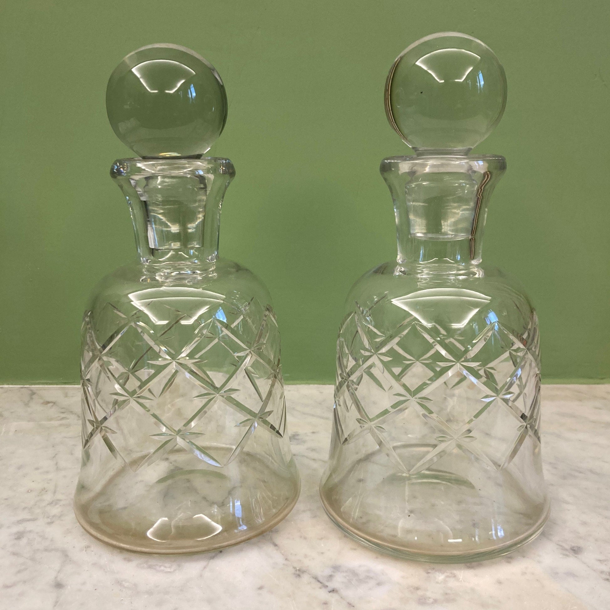 Paire de carafes en cristal taillé de Baccarat