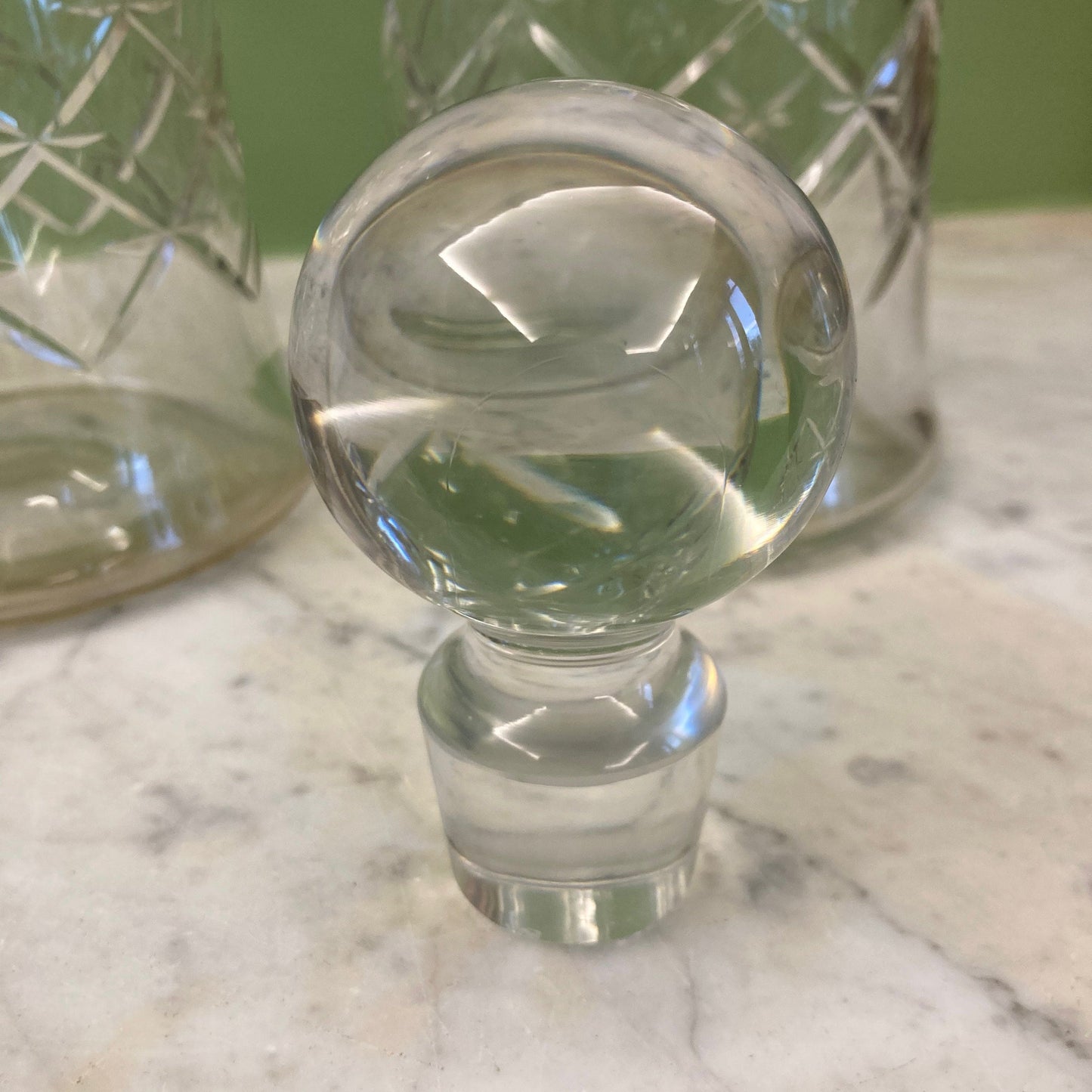 Paire de carafes en cristal taillé de Baccarat