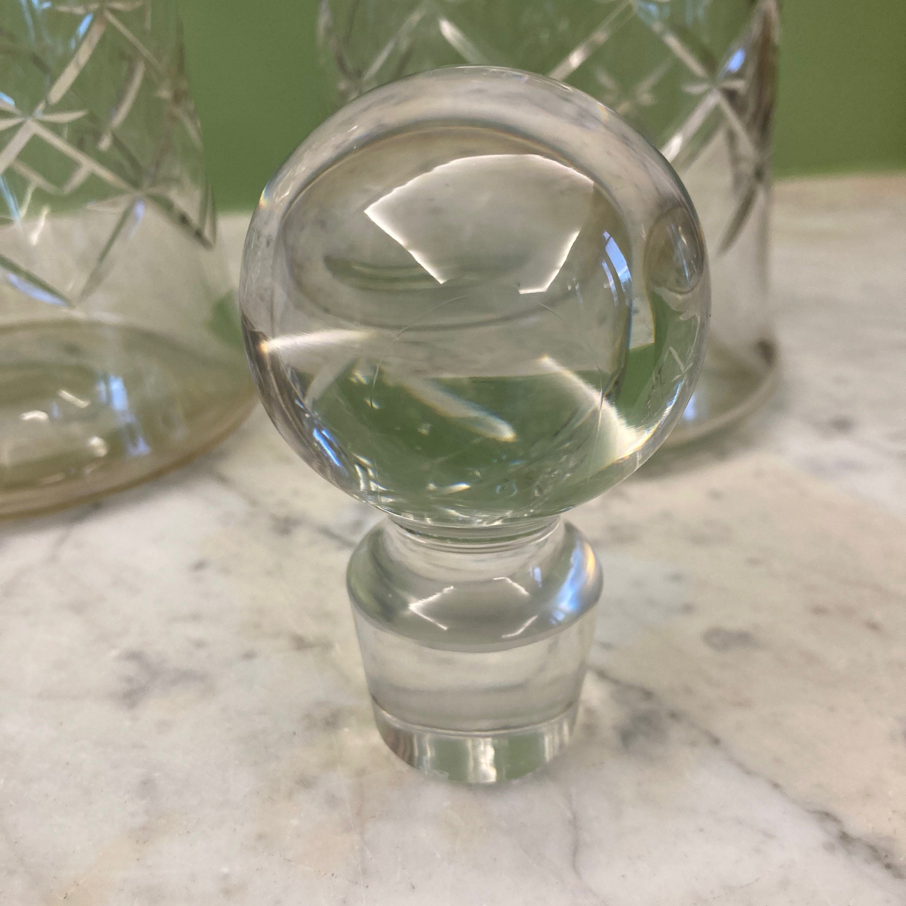 Paire de carafes en cristal taillé de Baccarat