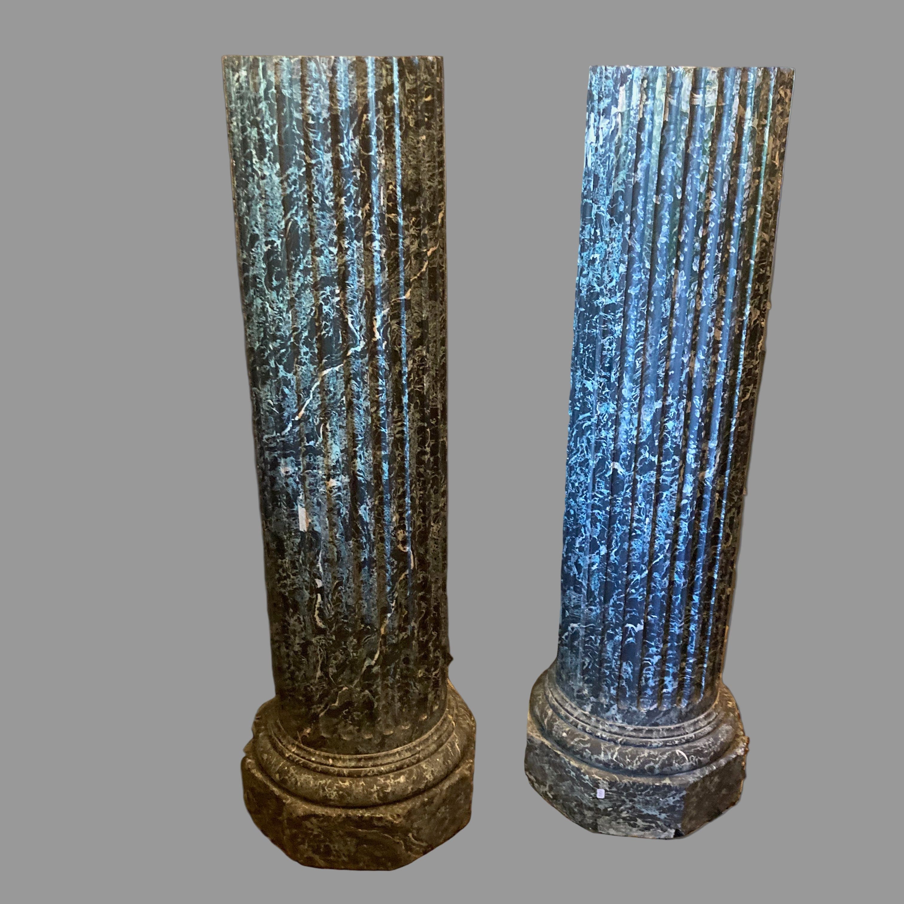 Paire de colonnes en scagliole du 19e. siècle, les fûts cannelés.