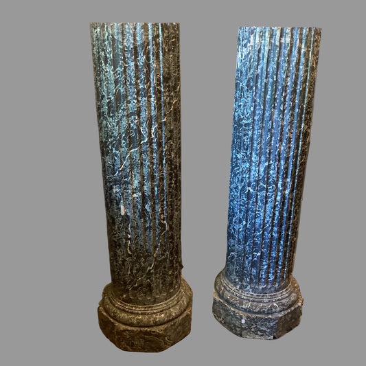 Paire de colonnes en scagliole du 19e. siècle, les fûts cannelés.