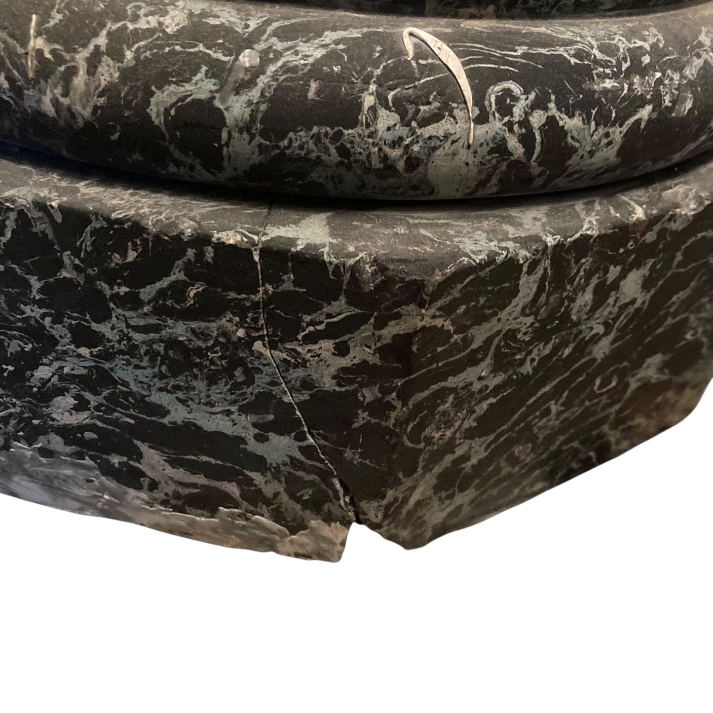 黒と緑のスカリオーレ柱のペア、19 世紀。