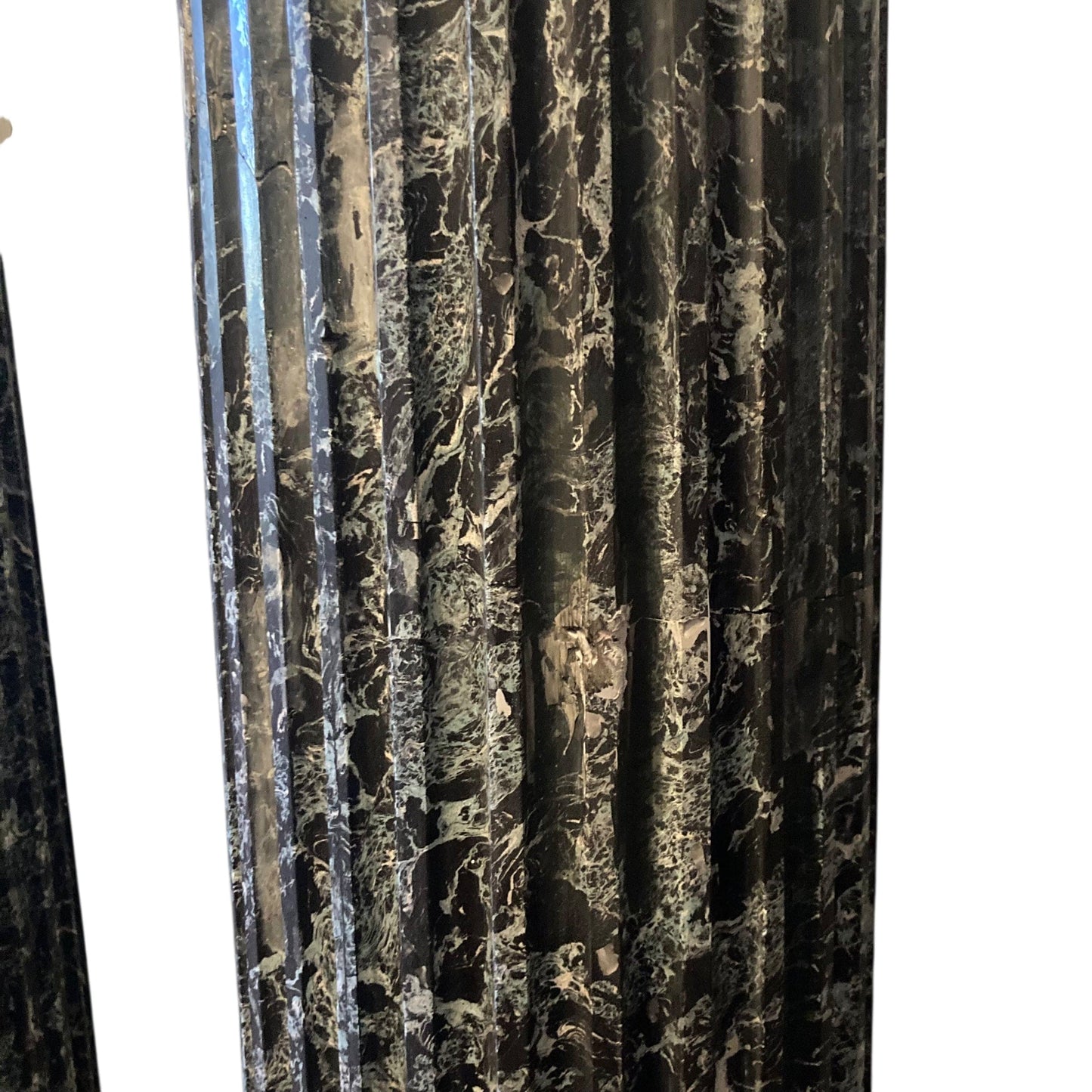 黒と緑のスカリオーレ柱のペア、19 世紀。