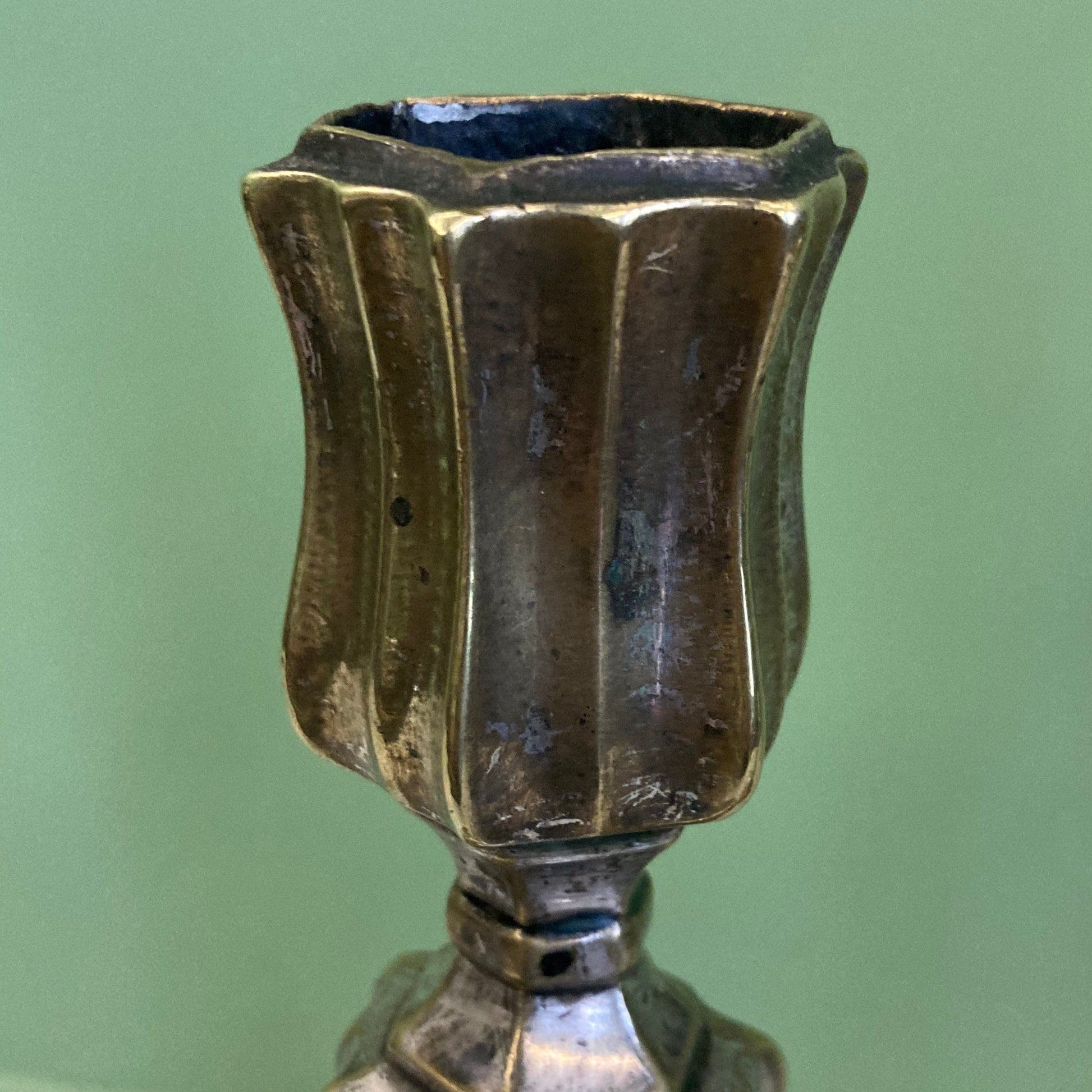 Paire de flambeaux en bronze argenté du 18ème siècle.