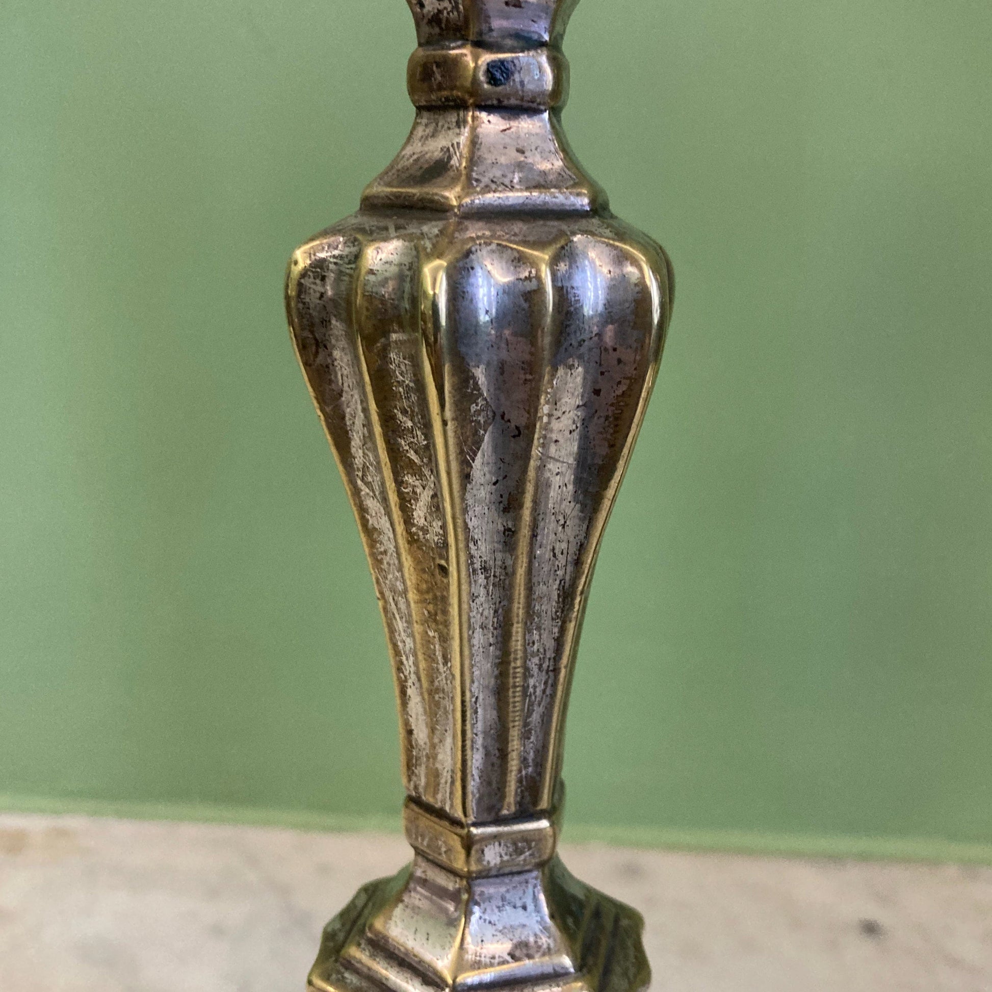 Paire de flambeaux en bronze argenté du 18ème siècle.