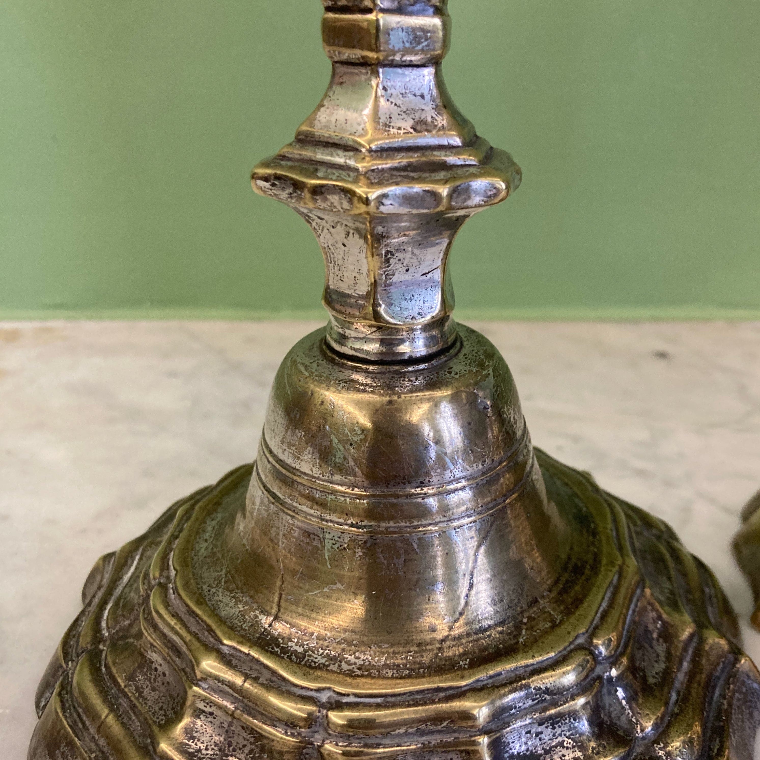 Paire de flambeaux en bronze argenté du 18ème siècle.