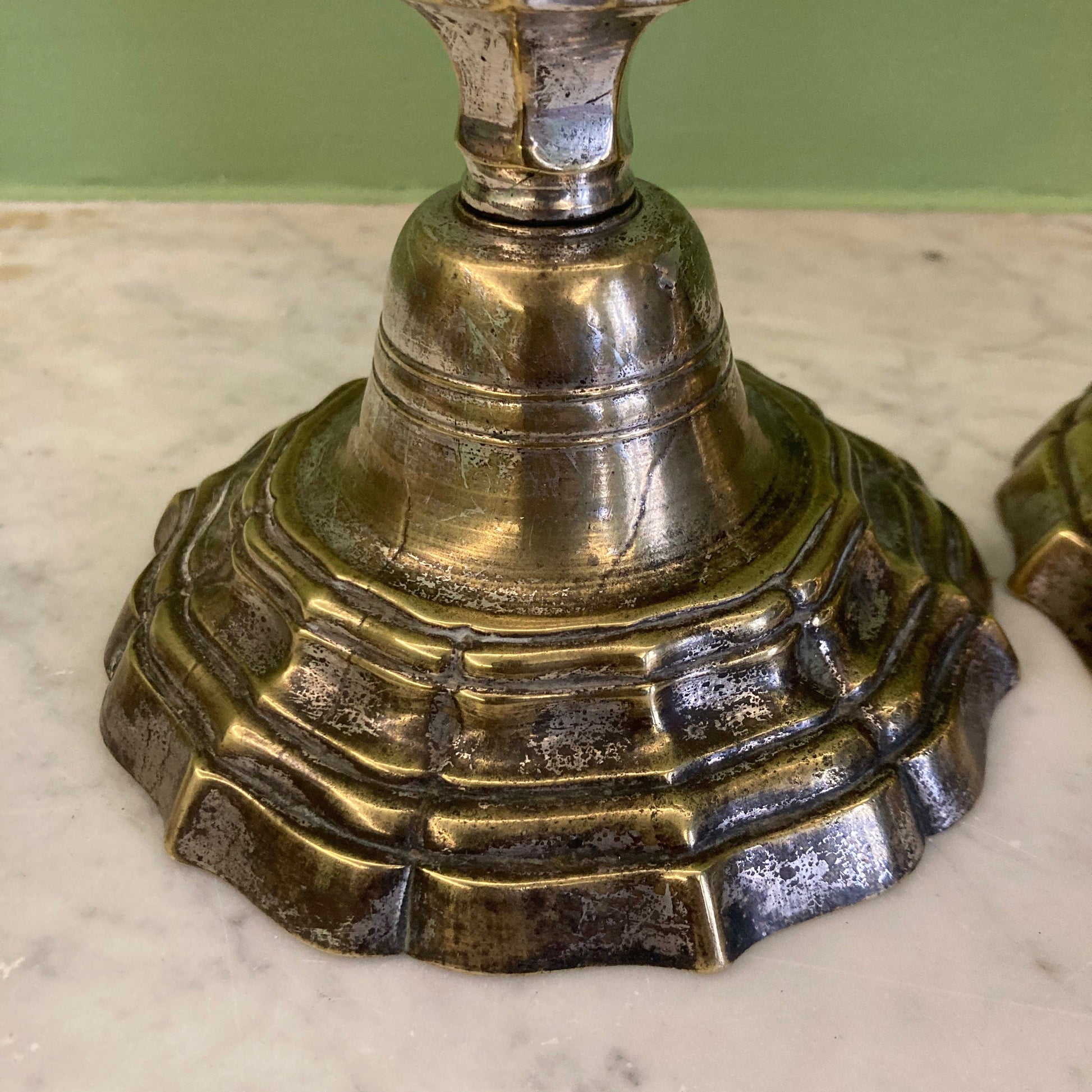 Paire de flambeaux en bronze argenté du 18ème siècle.