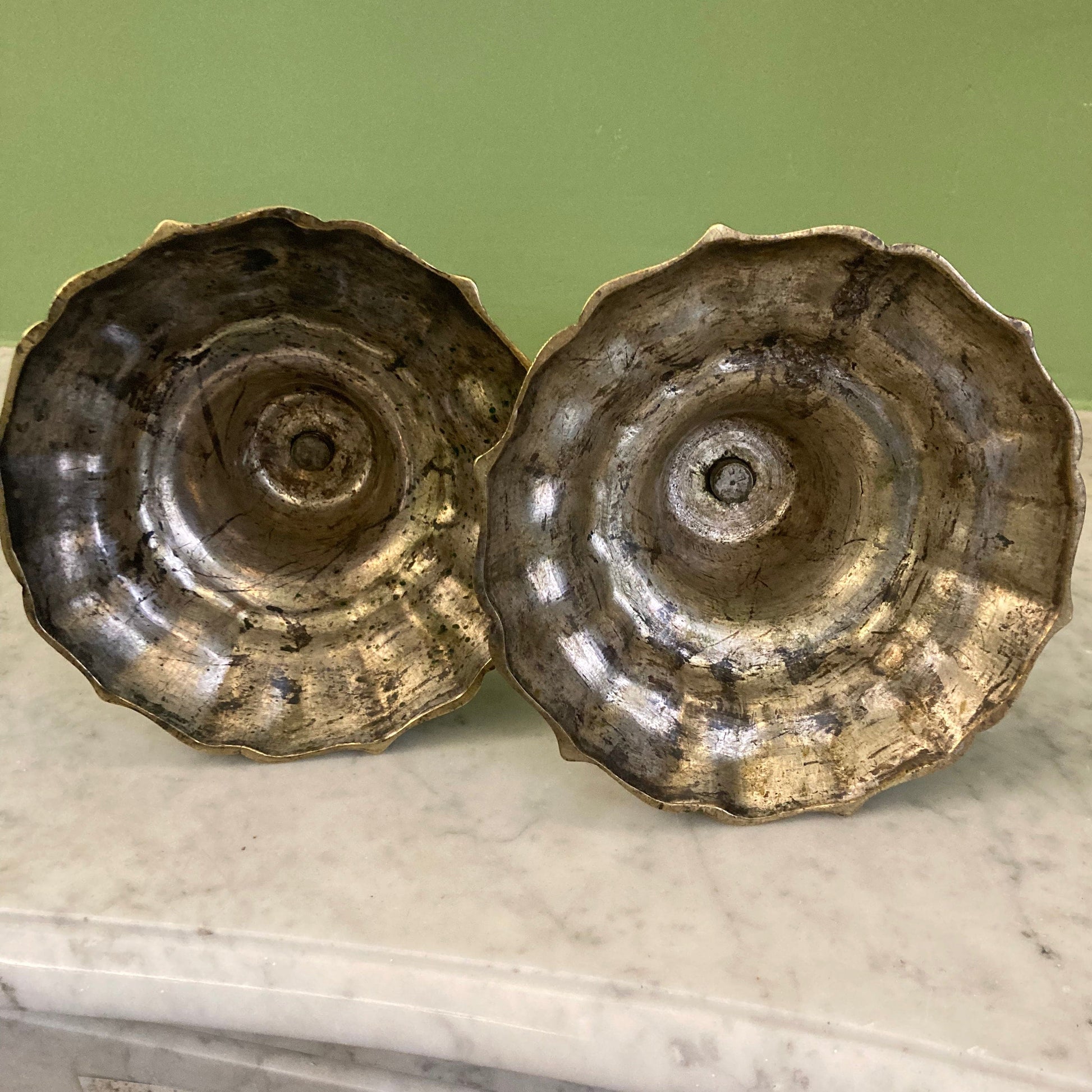 Paire de flambeaux en bronze argenté du 18ème siècle.