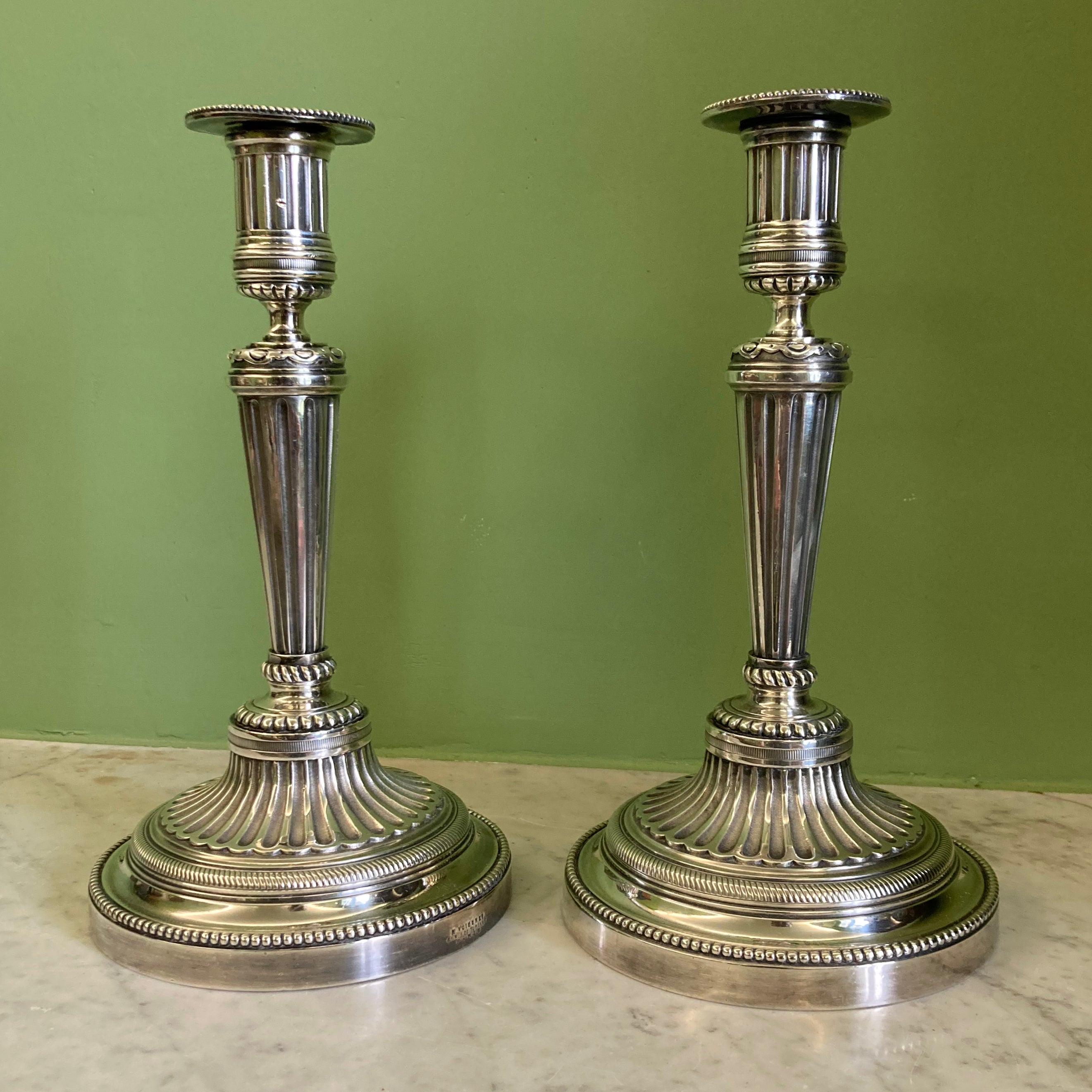 Paire de bougeoirs en bronze argenté signé Voisenet