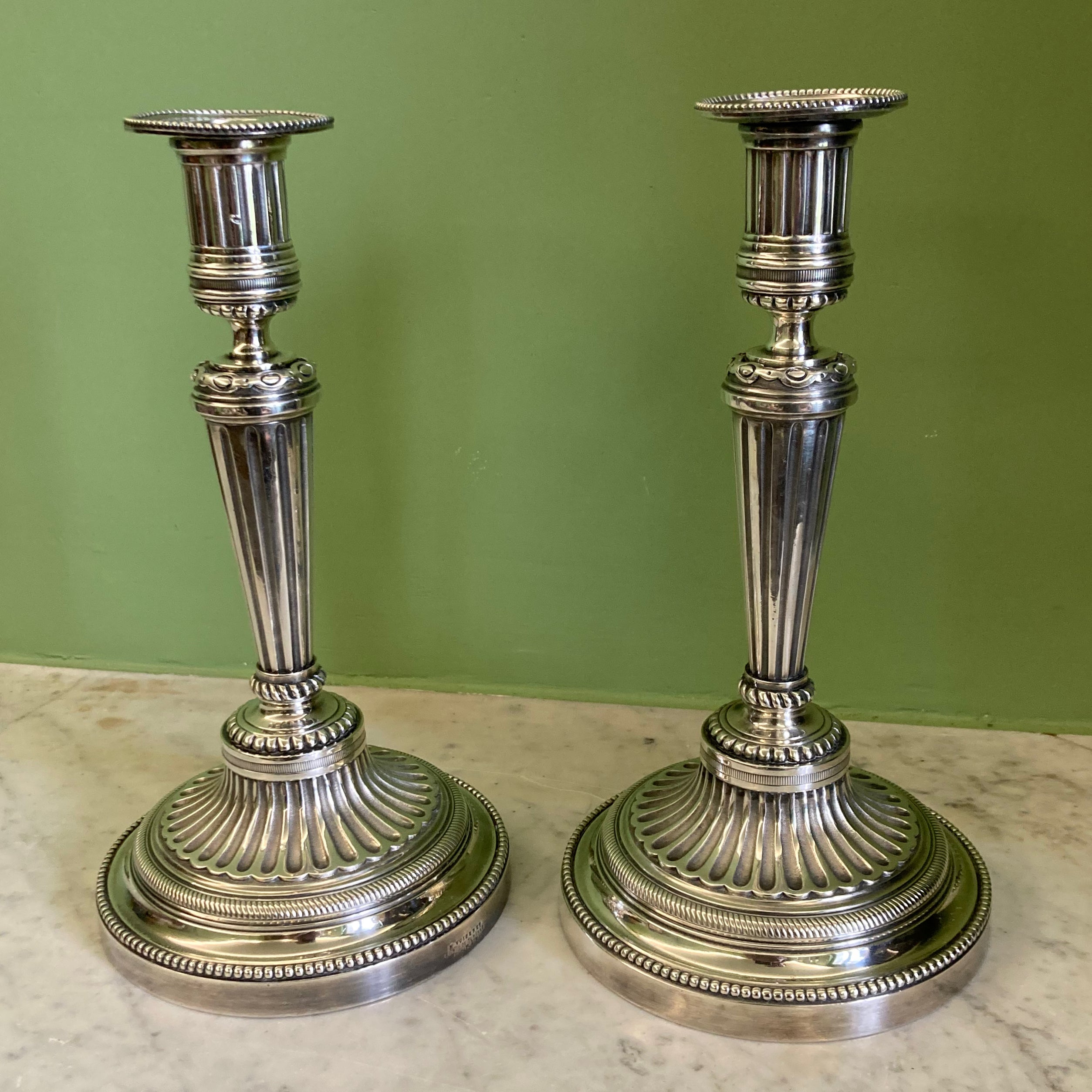 Paire de bougeoirs en bronze argenté signé Voisenet