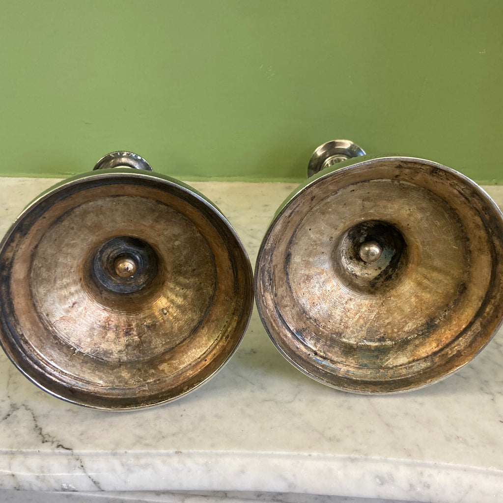 Paire de bougeoirs en bronze argenté signé Voisenet