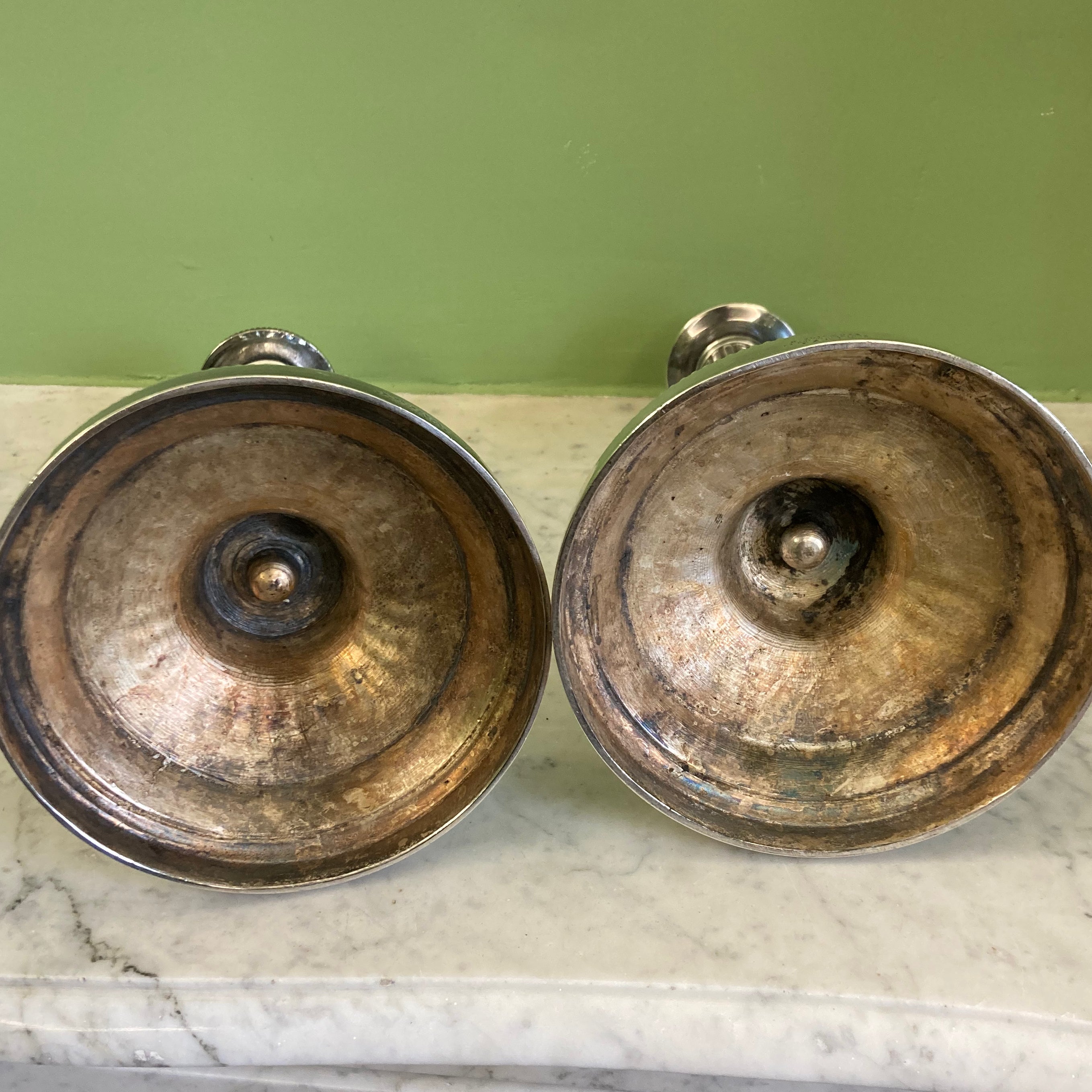 Paire de bougeoirs en bronze argenté signé Voisenet