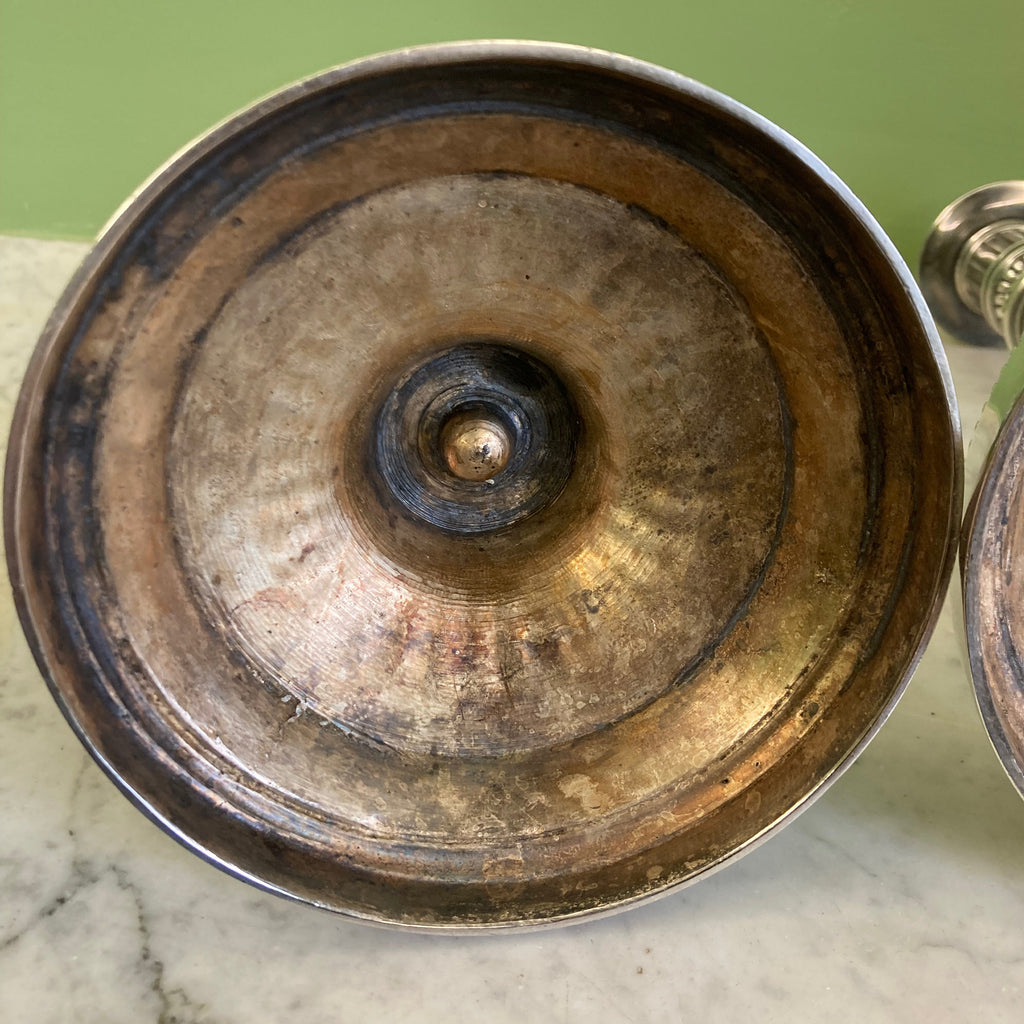 Paire de bougeoirs en bronze argenté signé Voisenet