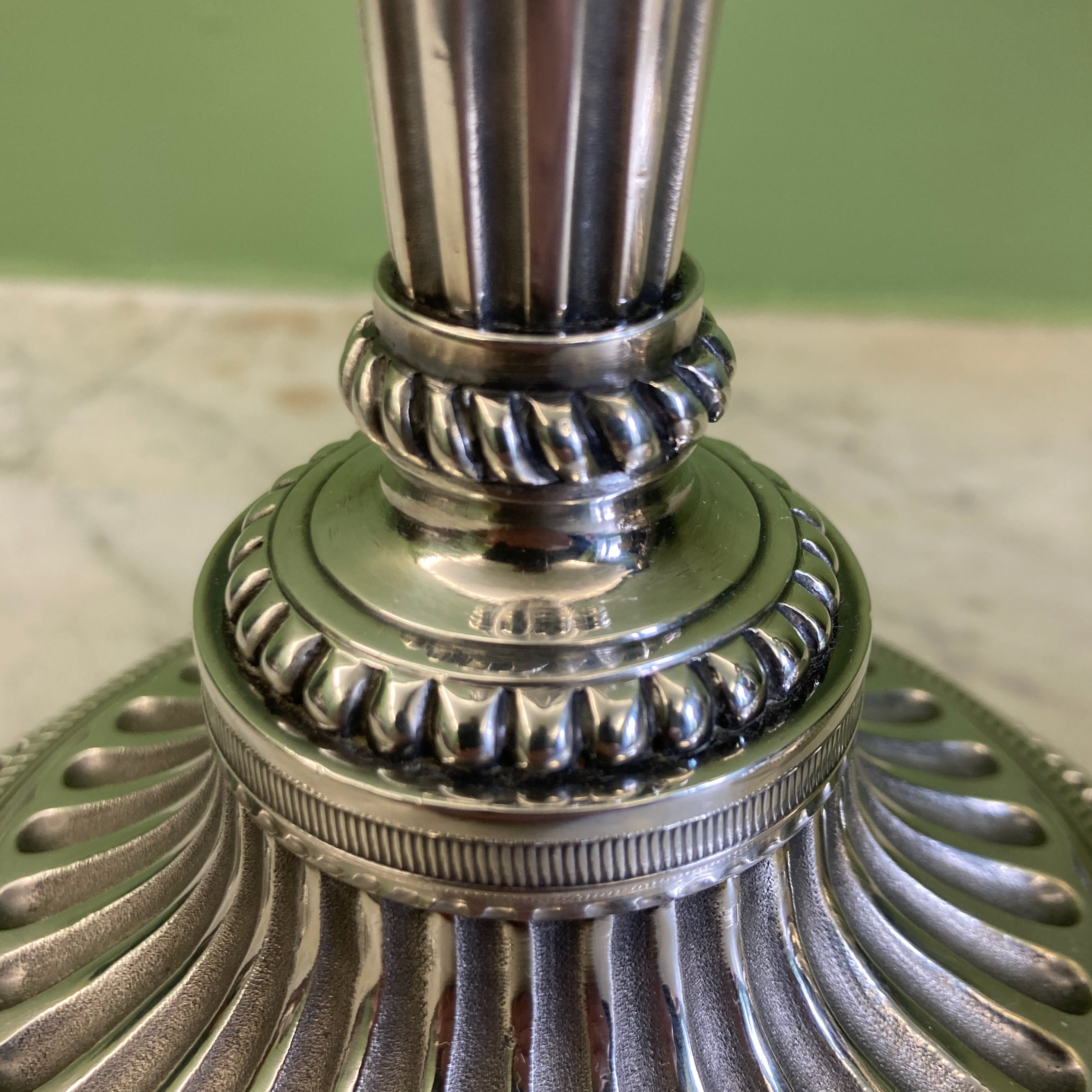 Paire de bougeoirs en bronze argenté signé Voisenet