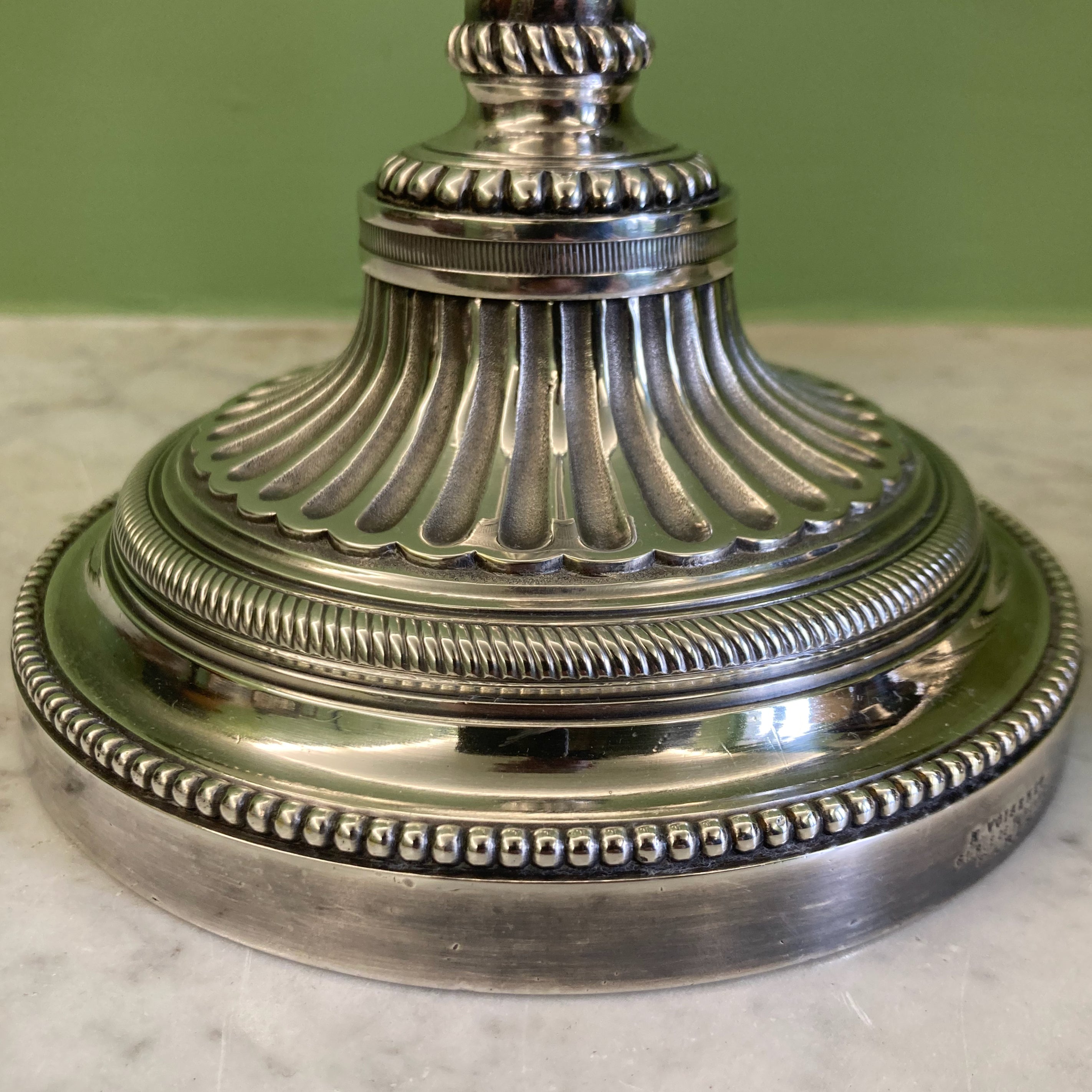 Paire de bougeoirs en bronze argenté signé Voisenet